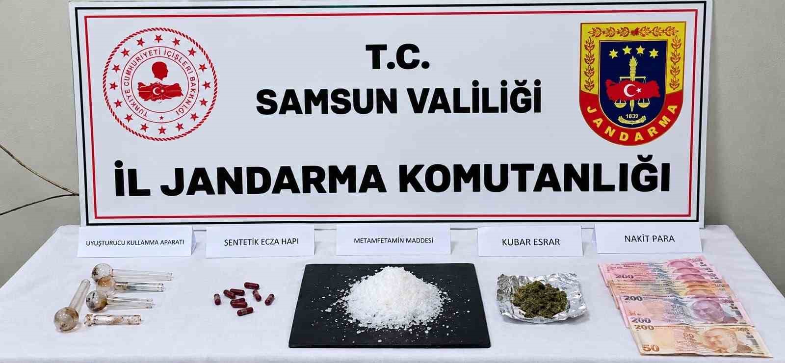 SAMSUN’UN ATAKUM İLÇESİNDE JANDARMA TARAFINDAN DÜZENLENEN UYUŞTURUCU OPERASYONUNDA GÖZALTINA ALINAN BİRİ KADIN 2 KİŞİ, UYUŞTURUCU MADDE TİCARETİ YAPMAK SUÇUNDAN ÇIKARDIKLARI MAHKEMECE TUTUKLANDILAR .