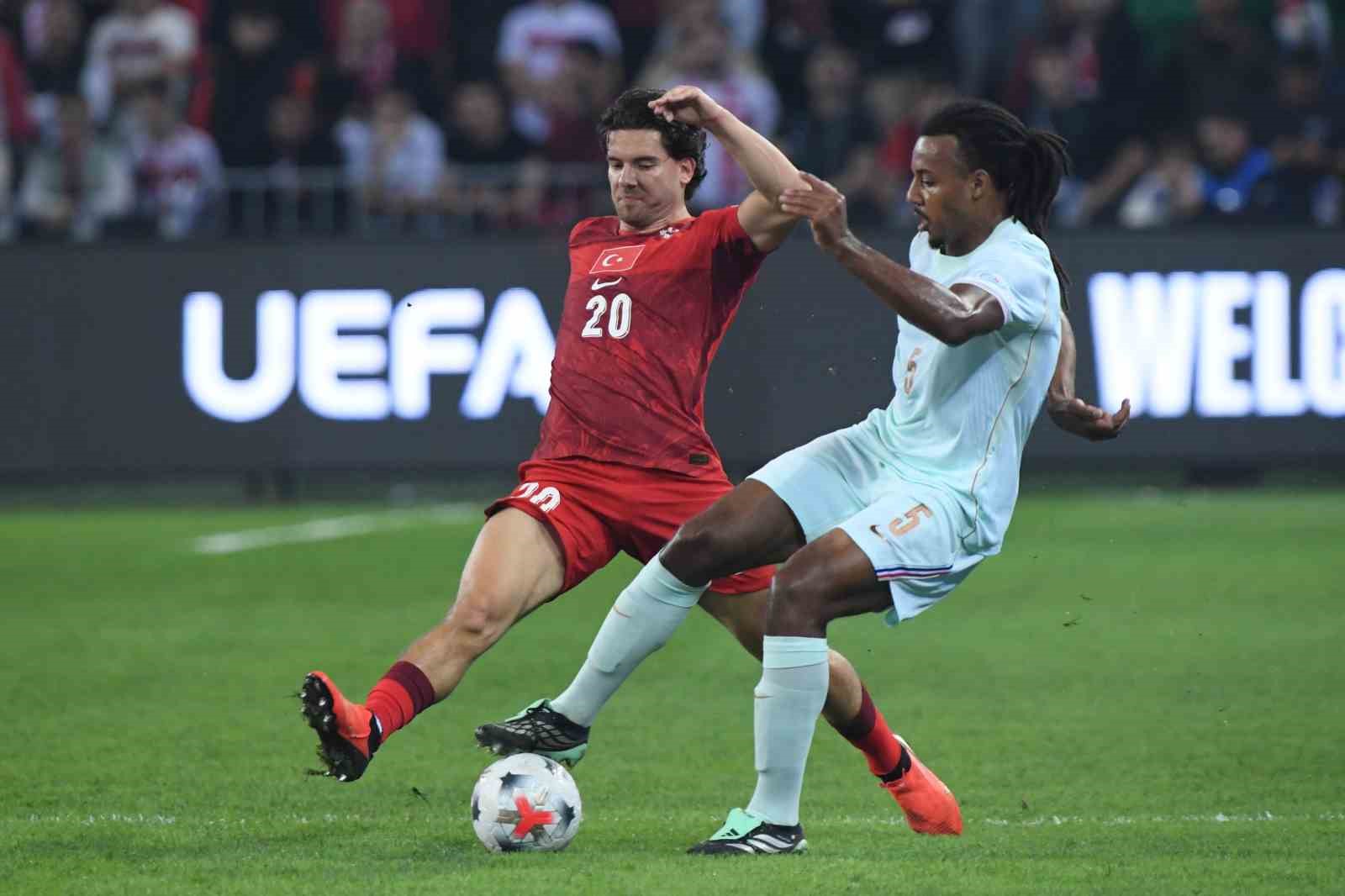 A MİLLİ FUTBOL TAKIMI, UEFA ULUSLAR A LİGİ 1. GRUP İLK MAÇINDA FRANSA İLE KOCAELİ'DE KARŞILAŞIYOR. MÜCADELENİN İLK YARISI GOLSÜZ EŞİTLİKLE TAMAMLANDI.
