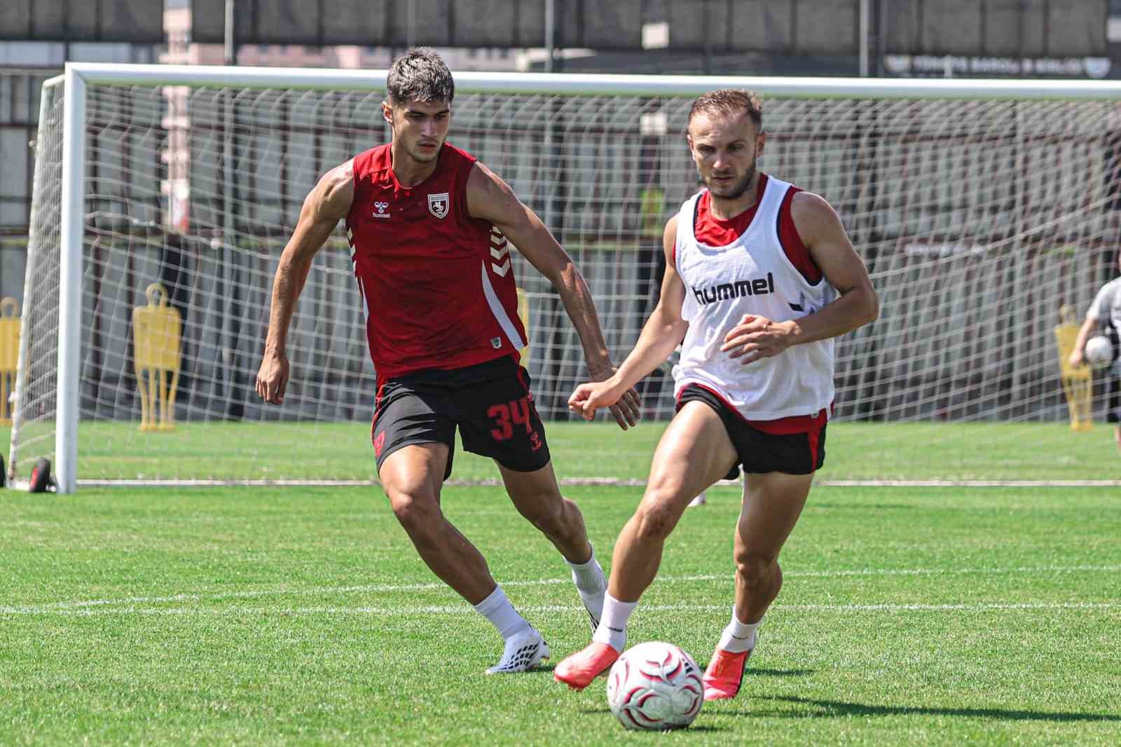 SÜPER LİG EKİPLERİNDEN SAMSUNSPOR, LİGİN İKİNCİ HAFTASINDA OYANACAĞI ÇAYKUR RİZESPOR MÜCADELESİNE TEKNİK DİREKTÖR THORSTEN FİNK YÖNETİMİNDE GERÇEKLEŞTİRDİĞİ ANTRENMANLA SÜRDÜRDÜ.
