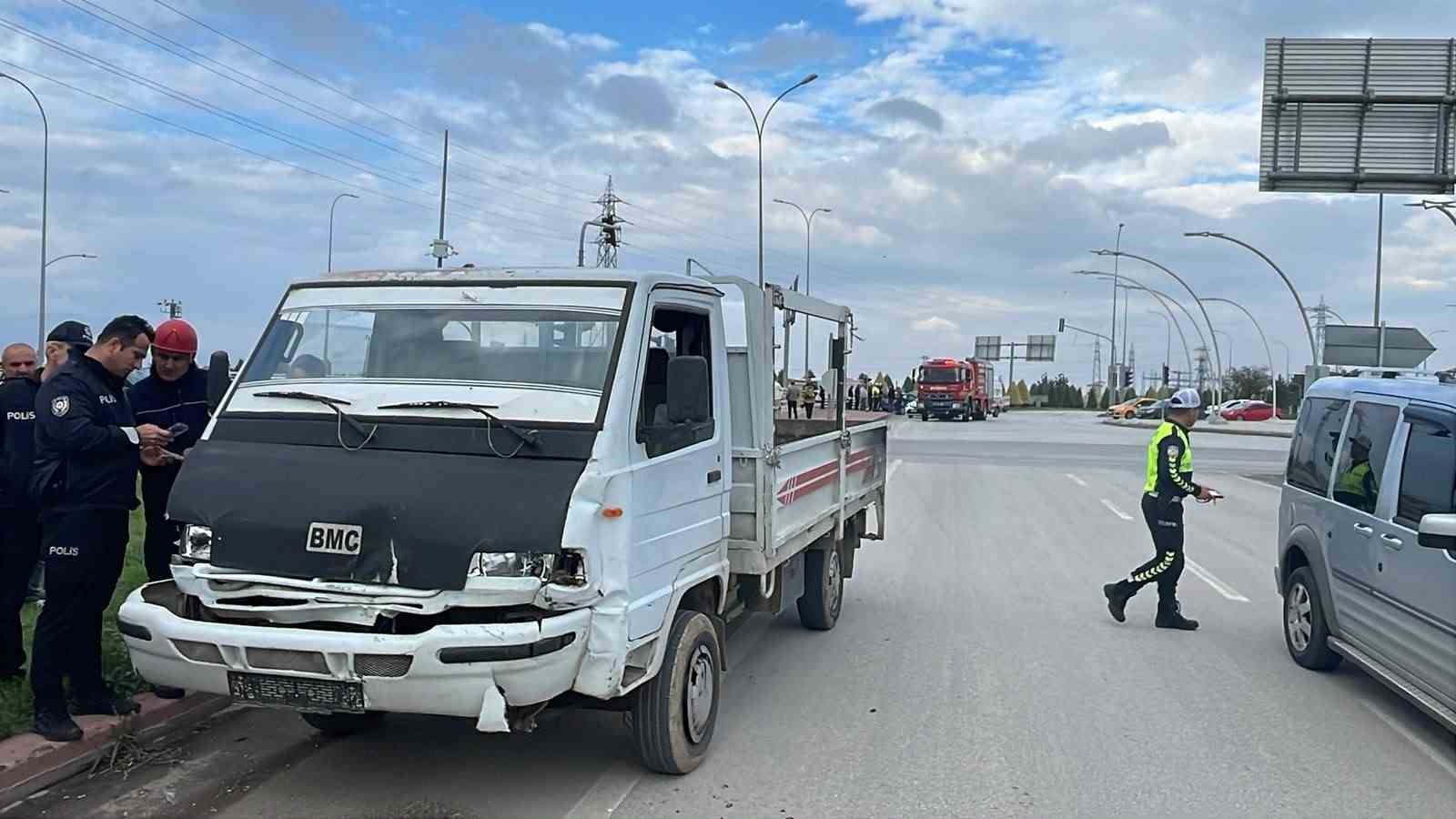 KARAMAN’DA OTOMOBİL İLE KAMYONETİN ÇARPIŞMASI SONUCU MEYDANA GELEN TRAFİK KAZASINDA 3 KİŞİ YARALANDI.