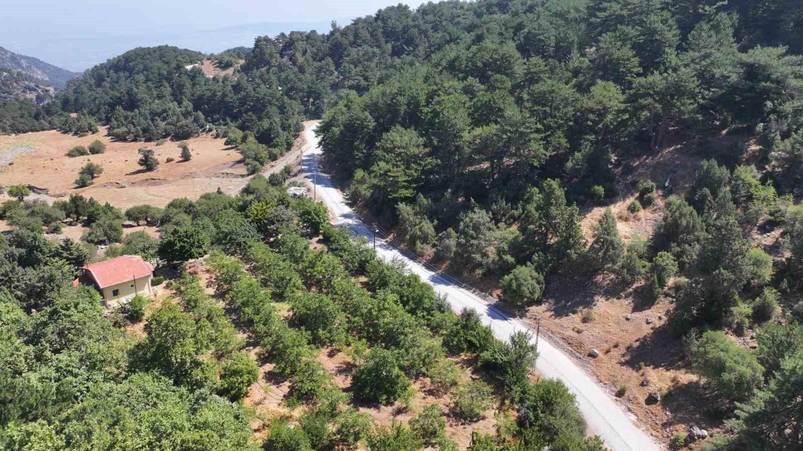 MANİSA BÜYÜKŞEHİR BELEDİYESİ, KENT GENELİNDE ULAŞIM KONFORUNU ARTIRMAK VE GÜVENLİ ULAŞIM SAĞLAMAK AMACIYLA YOL BAKIM VE ONARIM ÇALIŞMALARINI SÜRDÜRÜYOR. BU KAPSAMDA ŞEHZADELER İLÇESİNE BAĞLI AYVACIK MAHALLESİ YOLUNDA YAKLAŞIK 6 KİLOMETRELİK GÜZERGAHTA İKİNCİ KAT SOĞUK ASFALT KAPLAMA ÇALIŞMASI GERÇEKLEŞTİRİLDİ.