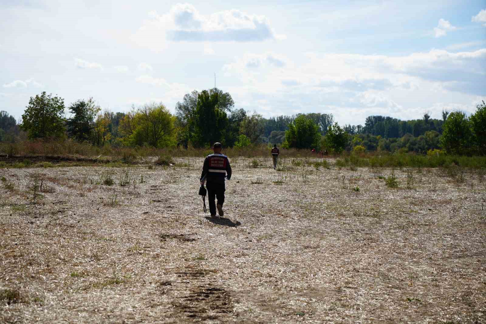 EDİRNE'DE MERİÇ NEHRİ'NDE BOTUN ALABORA OLMASI SONUCU KAYBOLAN 2 ÇOCUĞU ARAMA ÇALIŞMALARINDA 5 YAŞINDAKİ KIZ ÇOCUĞUNUN DA CANSIZ BEDENİNE ULAŞILDI. DAHA ÖNCE BİR ÇOCUĞUN HAYATINI KAYBETTİĞİ OLAYDA, KAYIP SON ÇOCUĞU BULMAK İÇİN ARAMA ÇALIŞMALARI 3'ÜNCÜ GÜNÜNDE DEVAM EDİYOR.