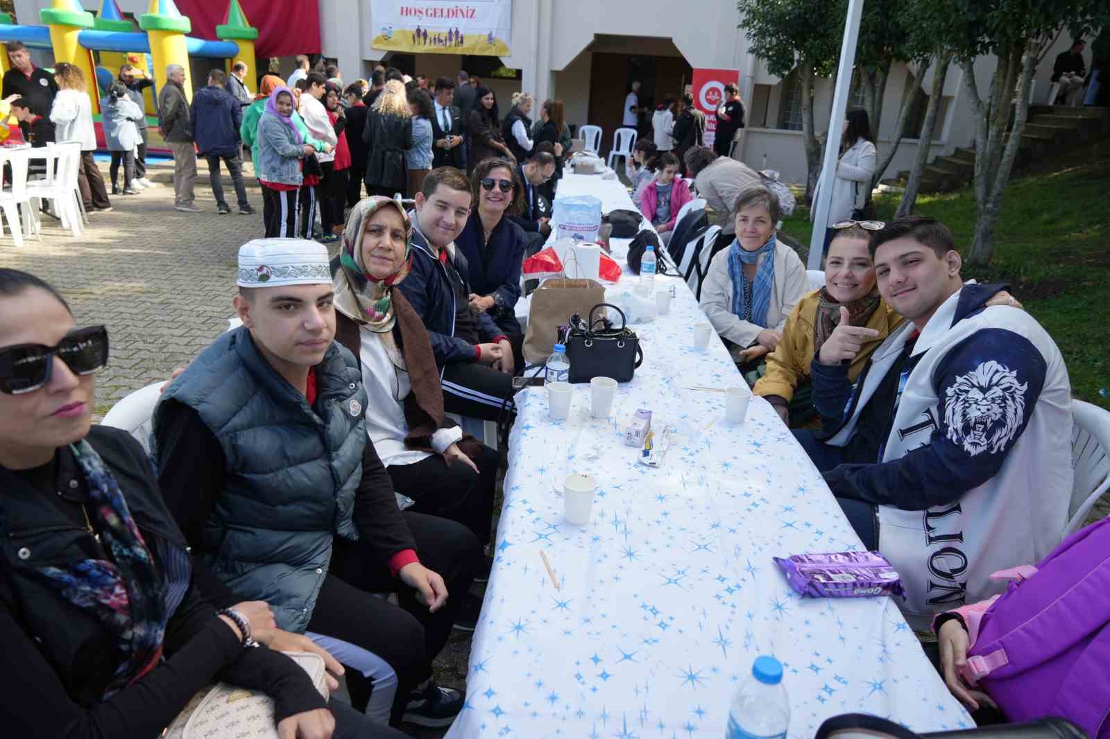 SAMSUN’UN ATAKUM İLÇESİNDE CAMİLER VE DİN GÖREVLİLERİ HAFTASI KAPSAMINDA ÖZEL EĞİTİM ÖĞRENCİLERİ İLE DİN GÖREVLİLERİ BİR ARAYA GELDİ. PELİTKÖY TOKİ CAMİİ’NDE DÜZENLENEN PROGRAMDA KUR’AN-I KERİM TİLAVETİ, İLAHİ DİNLETİSİ, ÇEŞİTLİ ETKİNLİKLER VE GÖNÜL SOHBETİ GERÇEKLEŞTİRİLDİ.