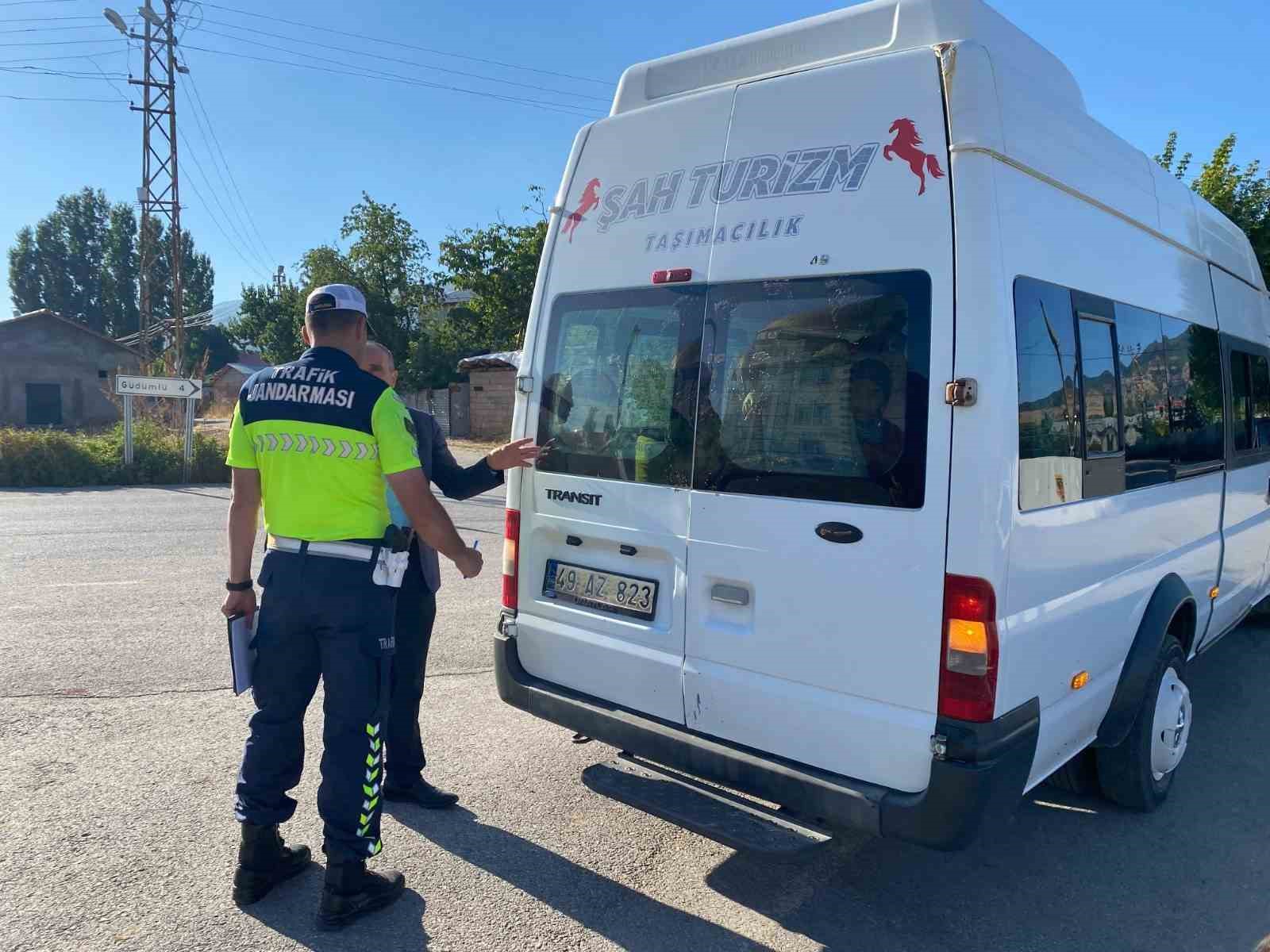 MUŞ’TA JANDARMA TRAFİK EKİPLERİ TARAFINDAN OKUL SERVİS ARAÇLARINA YÖNELİK DENETİM GERÇEKLEŞTİRİLİRKEN, SÜRÜCÜLER VE ÖĞRENCİLER TRAFİK KURALLARINA UYULMASI KONUSUNDA BİLGİLENDİRİLDİ.