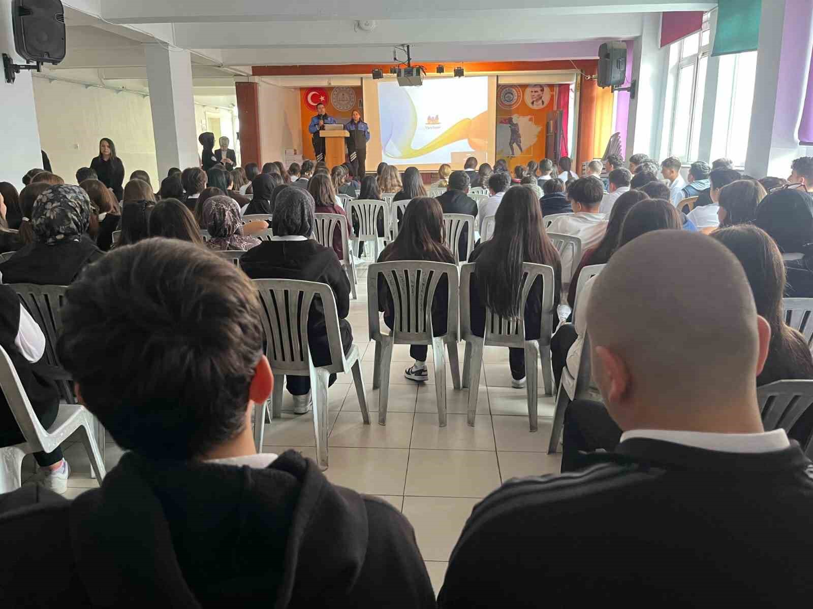 AFYONKARAHİSAR POLİS EKİPLERİ, EMİR MURAT ÖZDİLEK TURİZM MESLEKİ VE TEKNİK ANADOLU LİSESİ ÖĞRENCİLERİNE YÖNELİK KAPSAMLI BİLGİLENDİRME VE BİLİNÇLENDİRME ÇALIŞMASI GERÇEKLEŞTİRDİ.
