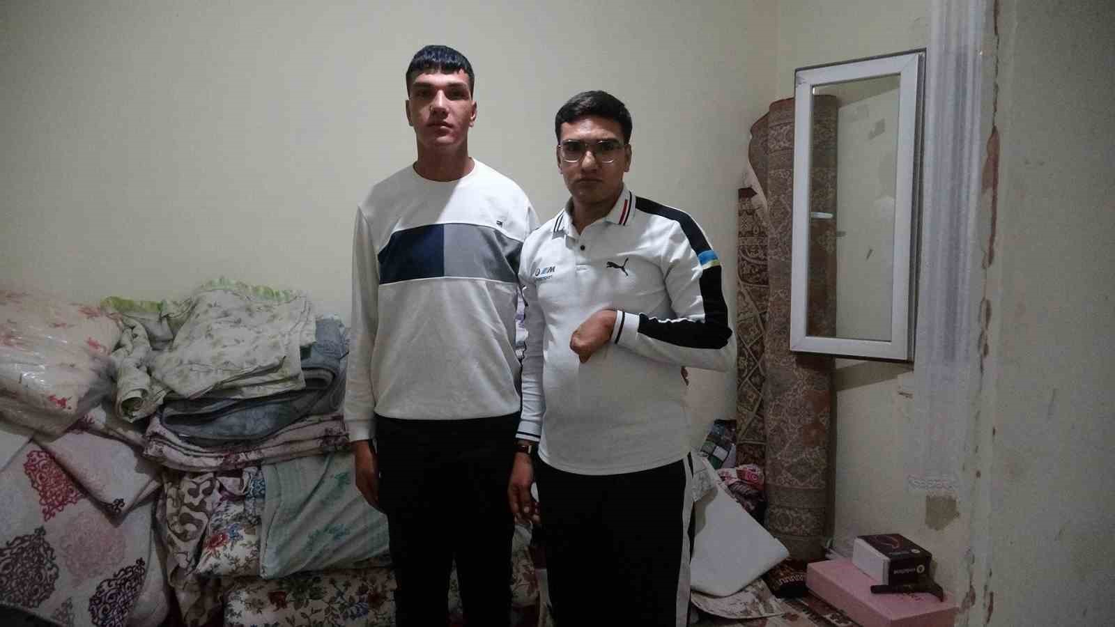 MUSTAFA GEZ'İN KARDEŞİ NEVZAT SÜKRÜ GEZ İSE HEM ÇALIŞTIĞINI HEM DE AĞABEYİNİN İHTİYAÇLARIYLA İLGİLENDİĞİNİ BELİRTEREK, YAŞANAN MAĞDURİYETİN GÖRÜLMESİNİ İSTEDİ.