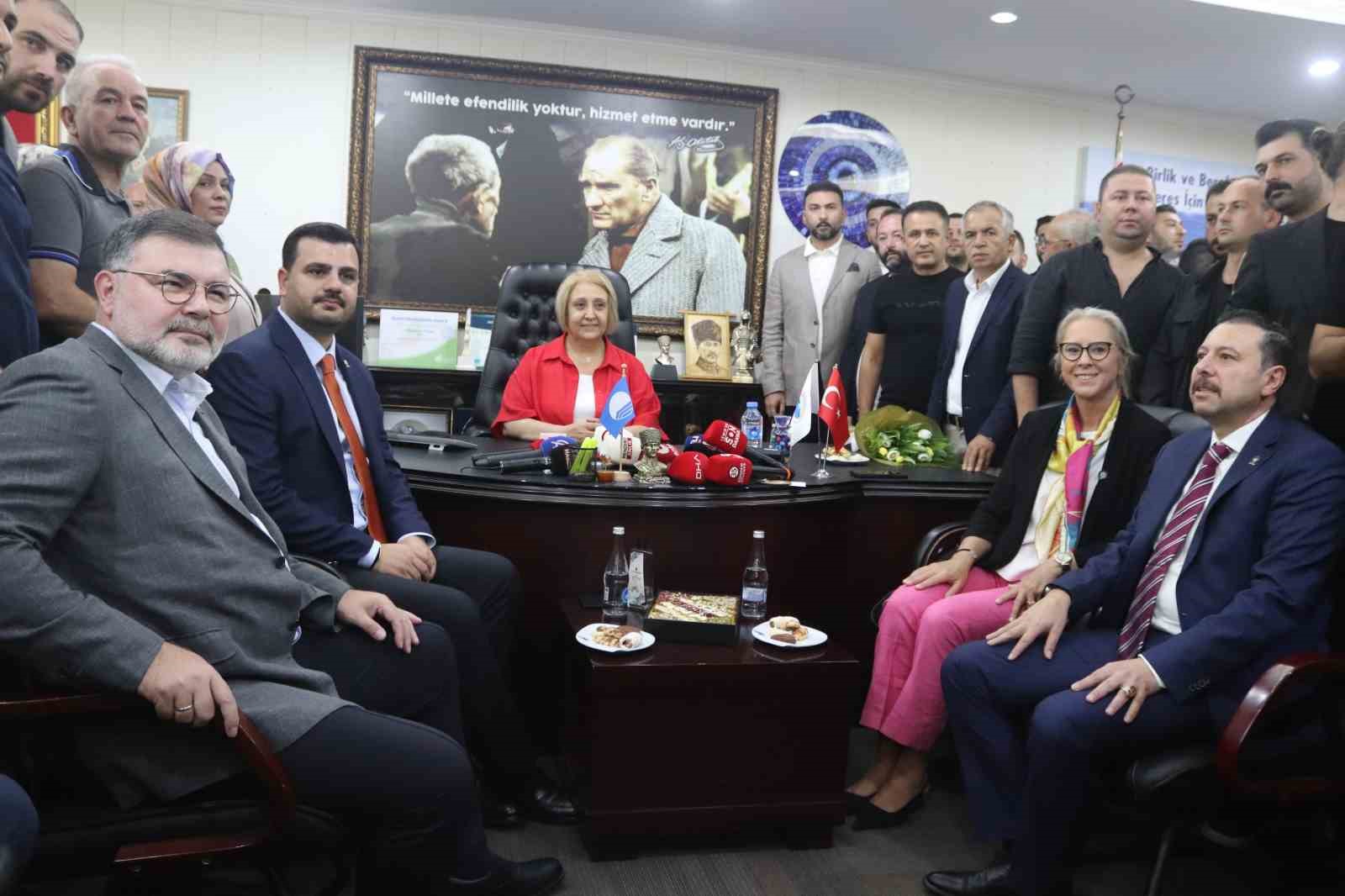 AK PARTİ GENEL SEKRETERİ VE İZMİR MİLLETVEKİLİ EYYÜP KADİR İNAN, MENDERES BELEDİYESİNDE BAŞKANVEKİLİ SEÇİLEN ASUMAN ŞEN’İ MAKAMINDA ZİYARET ETTİ.