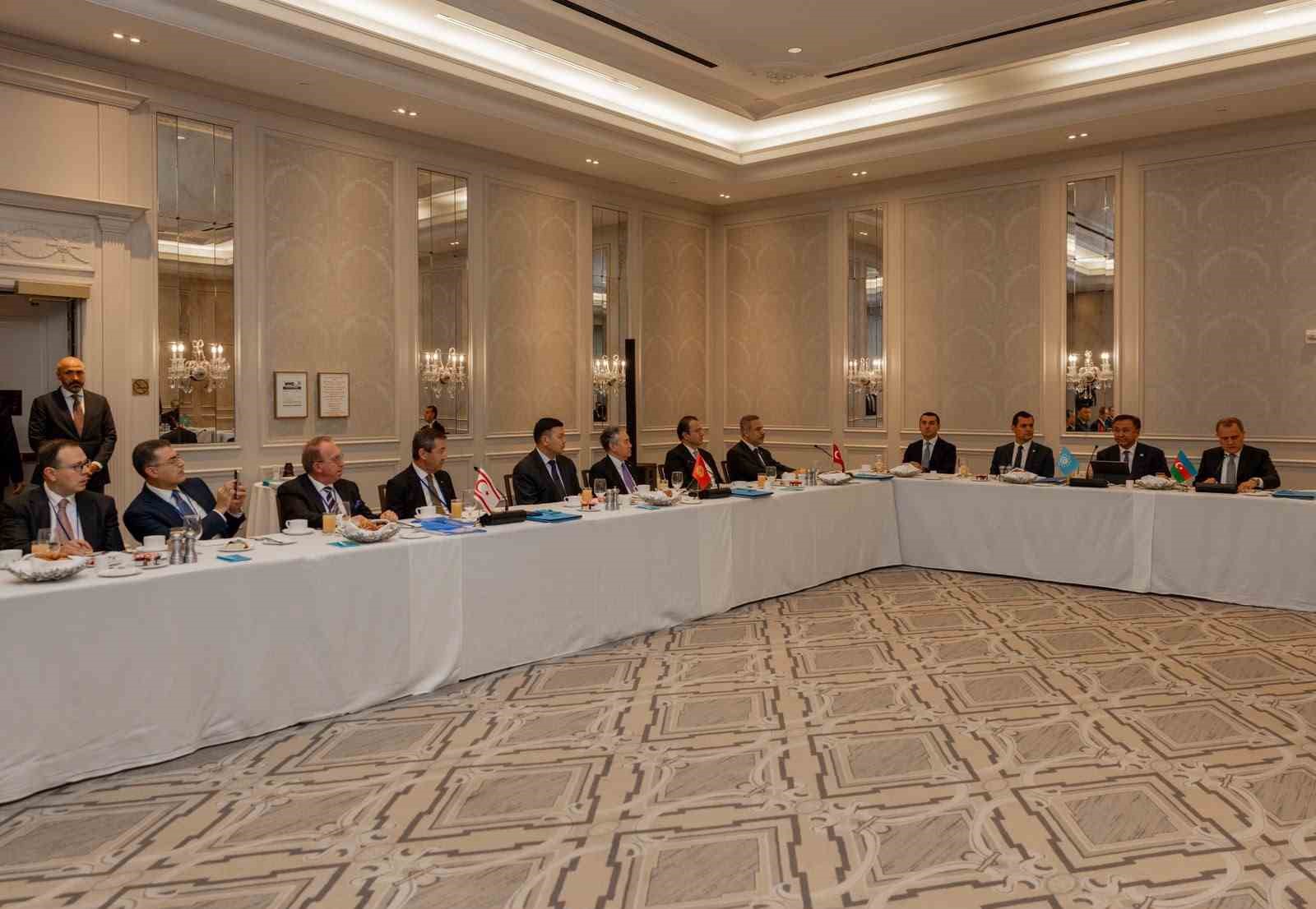 DIŞİŞLERİ BAKANI HAKAN FİDAN, BİRLEŞMİŞ MİLLETLER (BM) 81. GENEL KURULU YÜKSEK DÜZEYLİ HAFTASI MARJINDA NEW YORK'TAKİ TEMASLARINI SÜRDÜRÜYOR. BAKAN FİDAN, TÜRK DEVLETLERİ TEŞKİLATI (TDT) DIŞİŞLERİ BAKANLARI KONSEYİ GAYRİRESMİ TOPLANTISI'NA KATILDI.