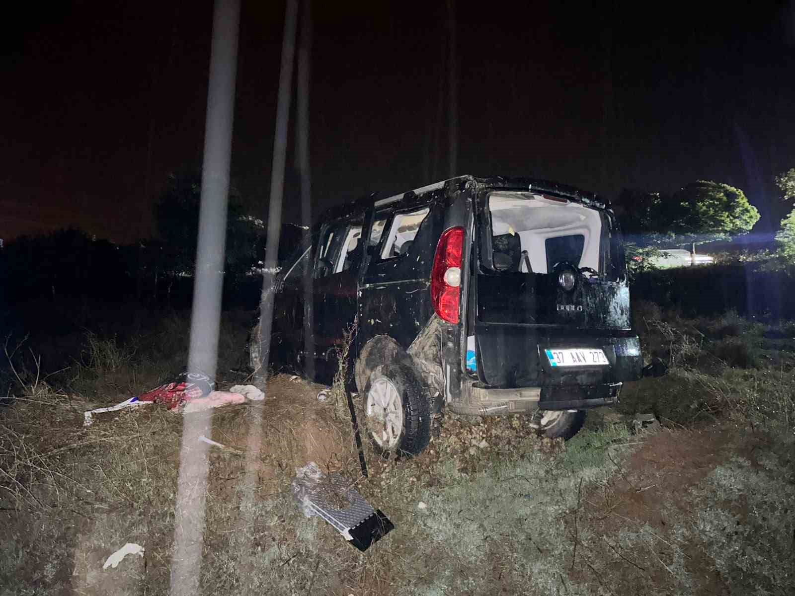 KIRIKKALE'DE YAĞIŞLI HAVADA KONTROLDEN ÇIKARAK TAKLA ATAN HAFİF TİCARİ ARACIN HURDAYA DÖNDÜĞÜ KAZADA 1 KİŞİ HAYATINI KAYBETTİ, 4 KİŞİ YARALANDI.