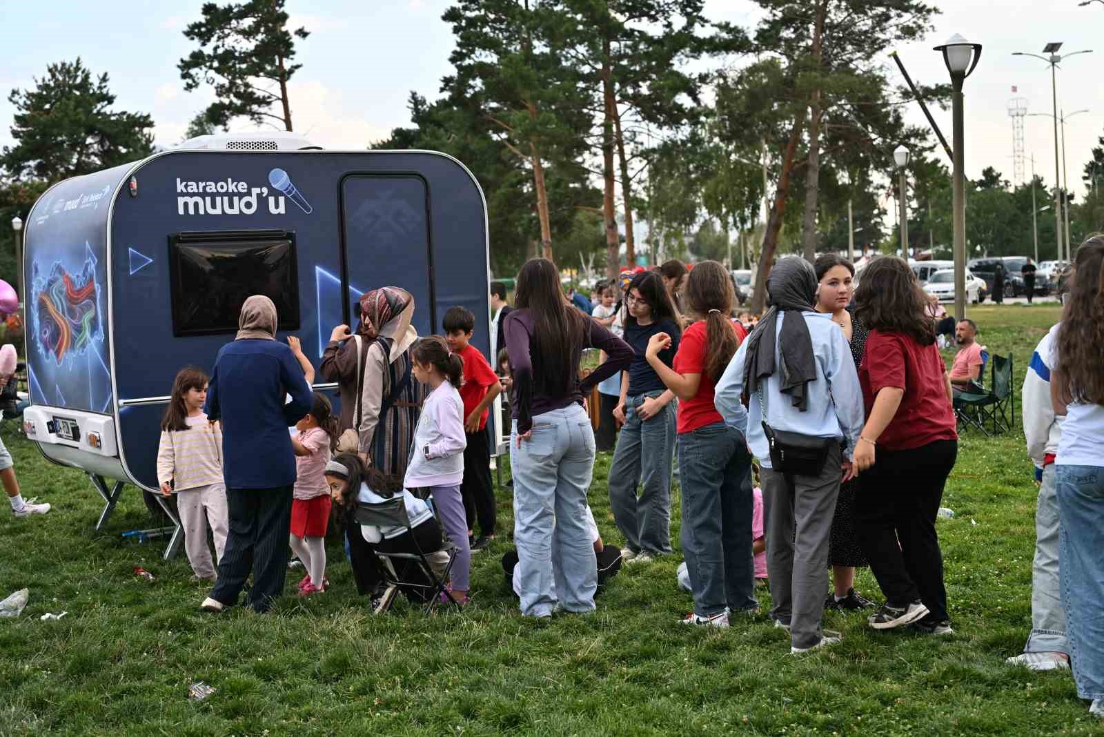 KÜLTÜR VE TURİZM BAKANLIĞI TARAFINDAN DÜZENLENEN ERZURUM KÜLTÜR YOLU FESTİVALİ, GELENEKSEL SANATLARDAN ÇOCUK ETKİNLİKLERİNE, SERGİLERDEN SİNEMA GÖSTERİMLERİNE UZANAN PROGRAMIYLA DEVAM ETTİ.