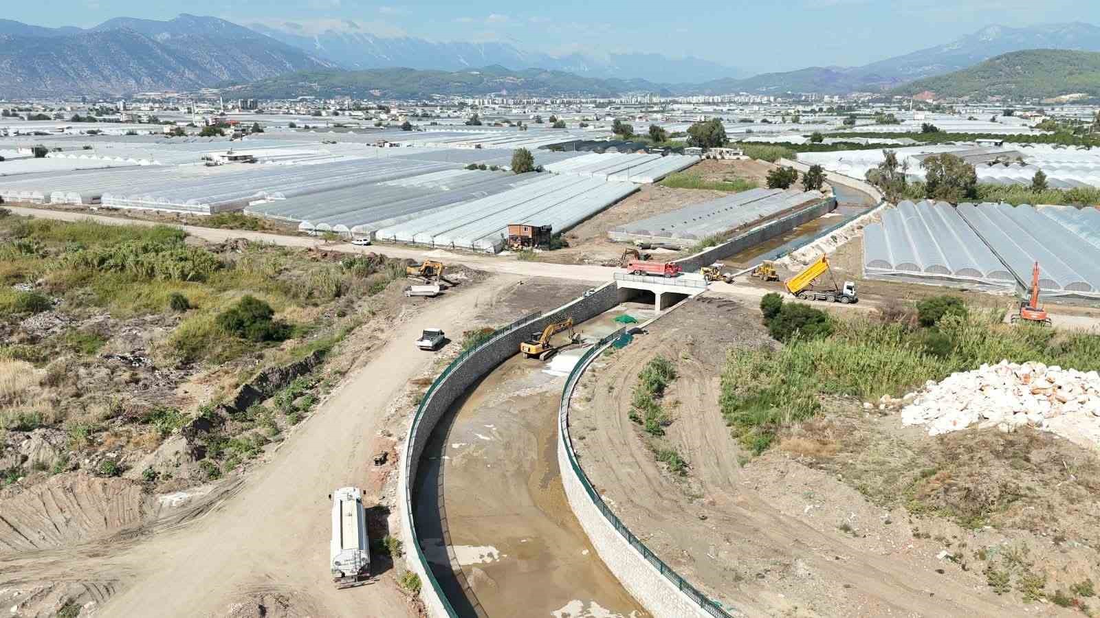 KUM MAHALLESİ'NDE DAĞLARDAN GELECEK SEL SULARINI DENİZLE BULUŞTURAN ÜLEŞİK DERESİ PROJESİ'NİN, YÜZDE 20’LİK KISMI TAMAMLANDI.