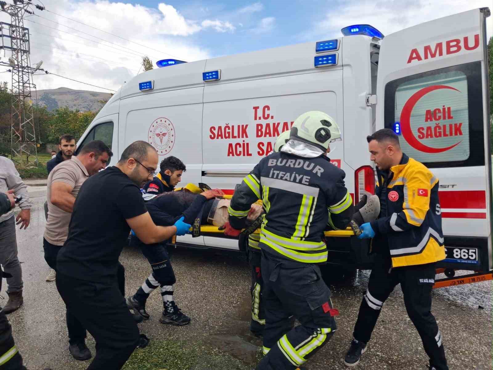 BURDUR-ANTALYA KARA YOLUNDA TRAKTÖR İLE OTOMOBİLİN ÇARPIŞMASI SONUCU MEYDANA GELEN TRAFİK KAZASINDA OTOMOBİL SÜRÜCÜSÜ AĞIR YARALANDI.