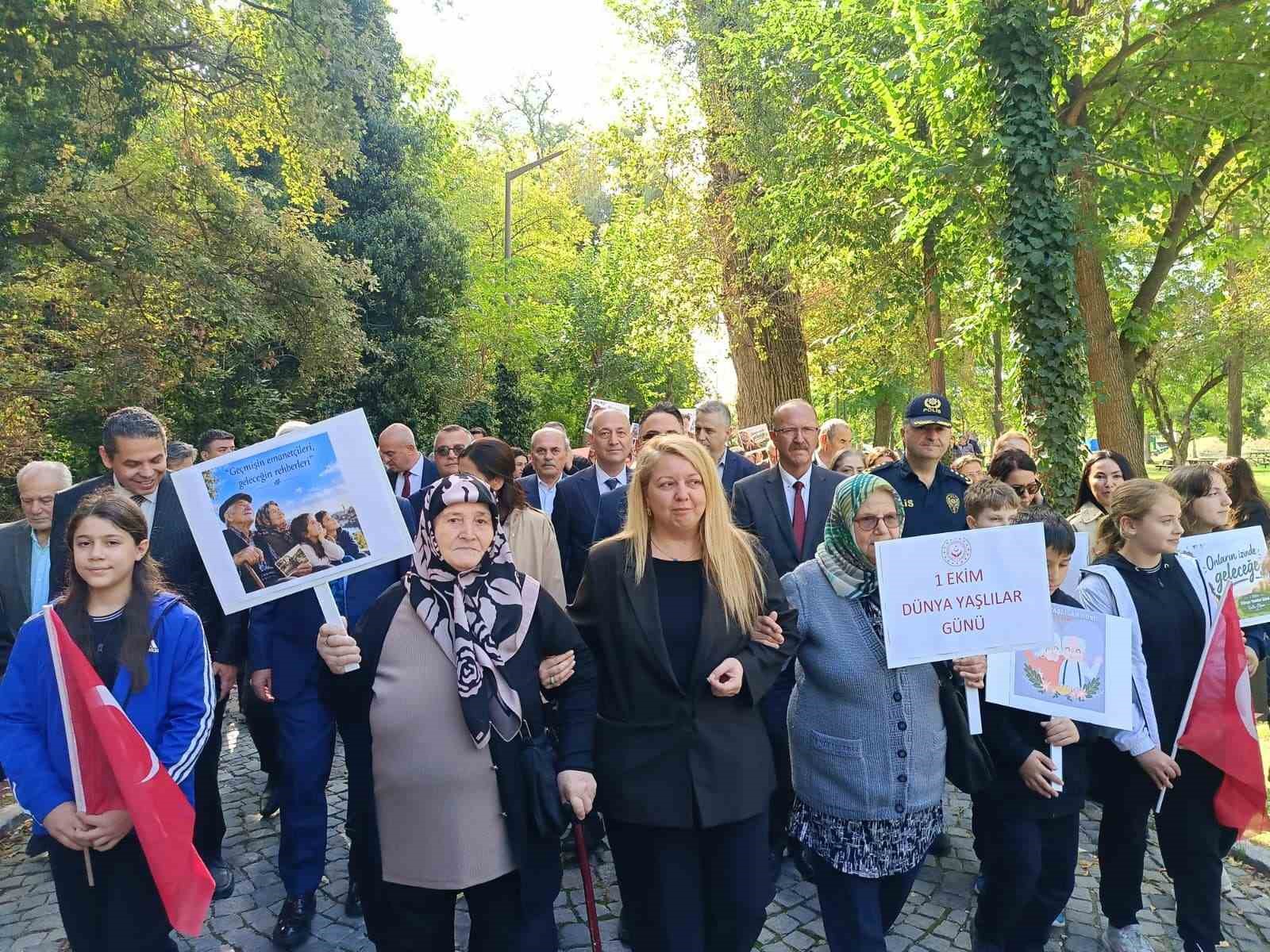EDİRNE'DE AİLE VE SOSYAL HİZMETLER İL MÜDÜRLÜĞÜ ÖNCÜLÜĞÜNDE 1 EKİM DÜNYA YAŞLILAR GÜNÜ DOLAYISIYLA MİLLET BAHÇESİ'NDE FARKINDALIK YÜRÜYÜŞÜ DÜZENLENDİ.