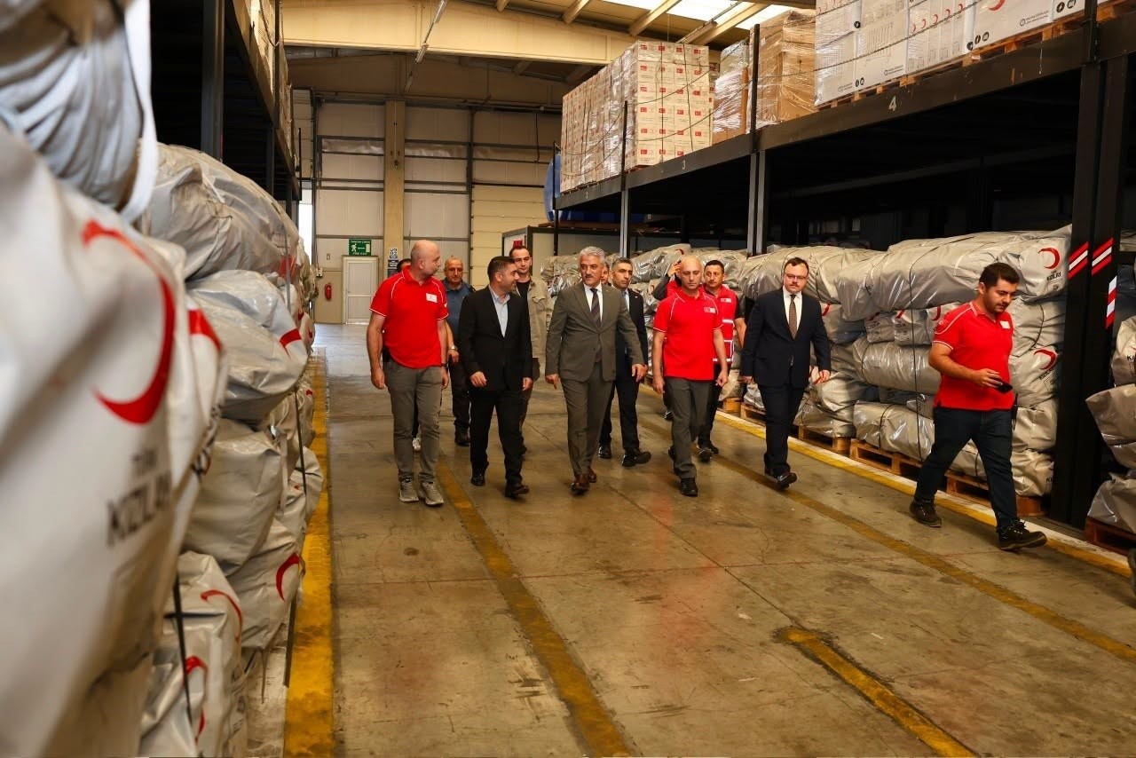 DÜZCE VALİSİ MEHMET MAKAS, KAYNAŞLI’DAKİ TÜRK KIZILAY BATI KARADENİZ BÖLGE AFET YÖNETİMİ VE LOJİSTİK MERKEZİ’NDE İNCELEMELERDE BULUNARAK AFETLERE HAZIRLIK ÇALIŞMALARI HAKKINDA BİLGİ ALDI.