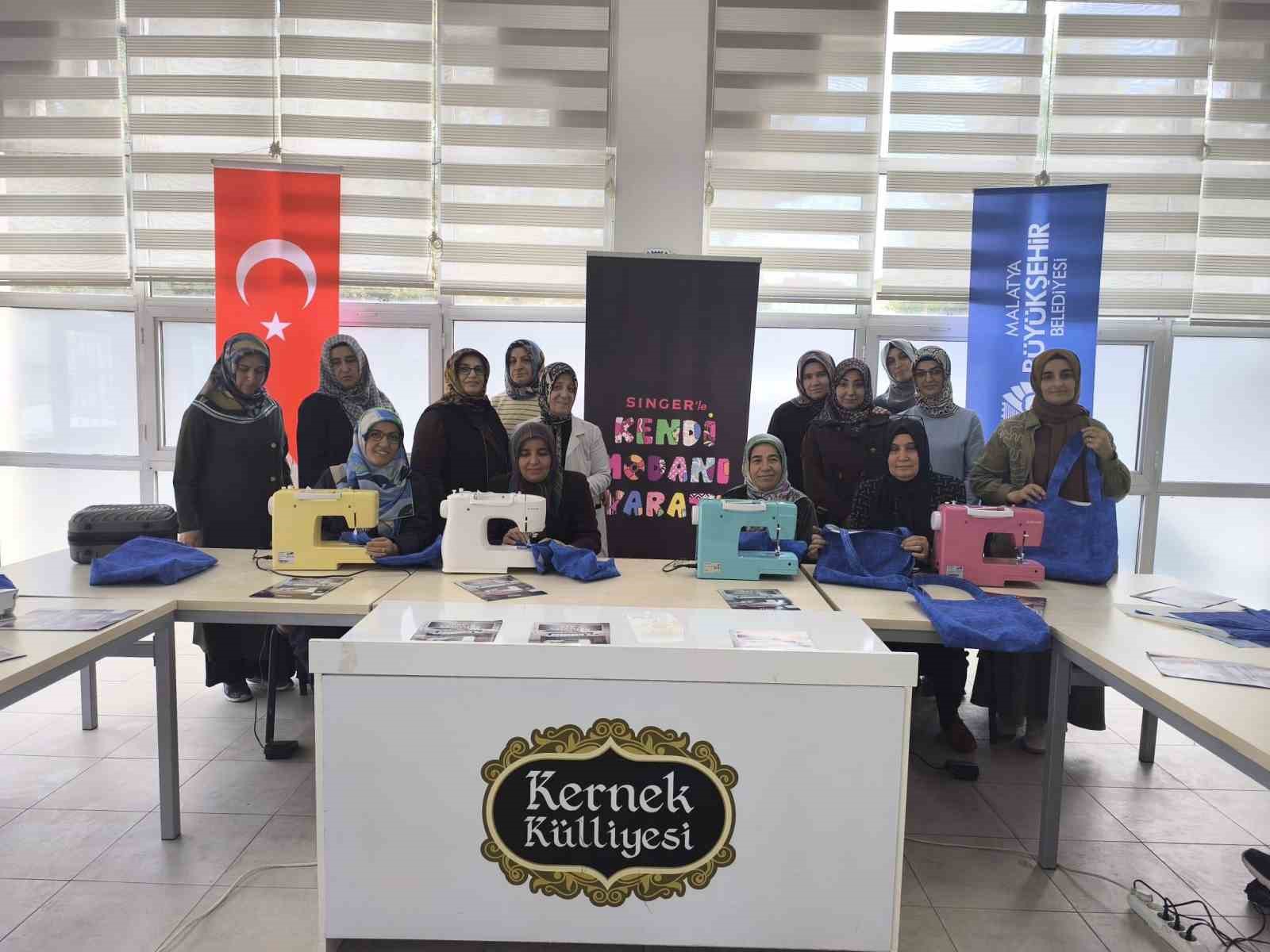 BÜYÜKŞEHİR BELEDİYESİNE BAĞLI EĞİTİM MERKEZLERİNDE DÜZENLENEN SİNGER WORKSHOP ETKİNLİKLERİNDE KURSİYERLER VE ÖĞRENCİ VELİLERİ, UYGULAMALI ÇANTA DİKİMİ ATÖLYESİNDE BİR ARAYA GELDİ.