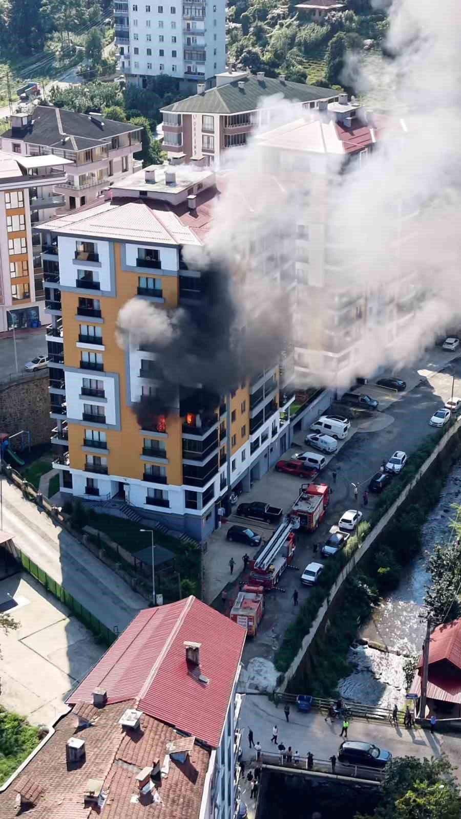 RİZE'DE MEYDANA GELEN YANGINDA BİR EV TAMAMEN KULLANILMAZ HALE GELDİ