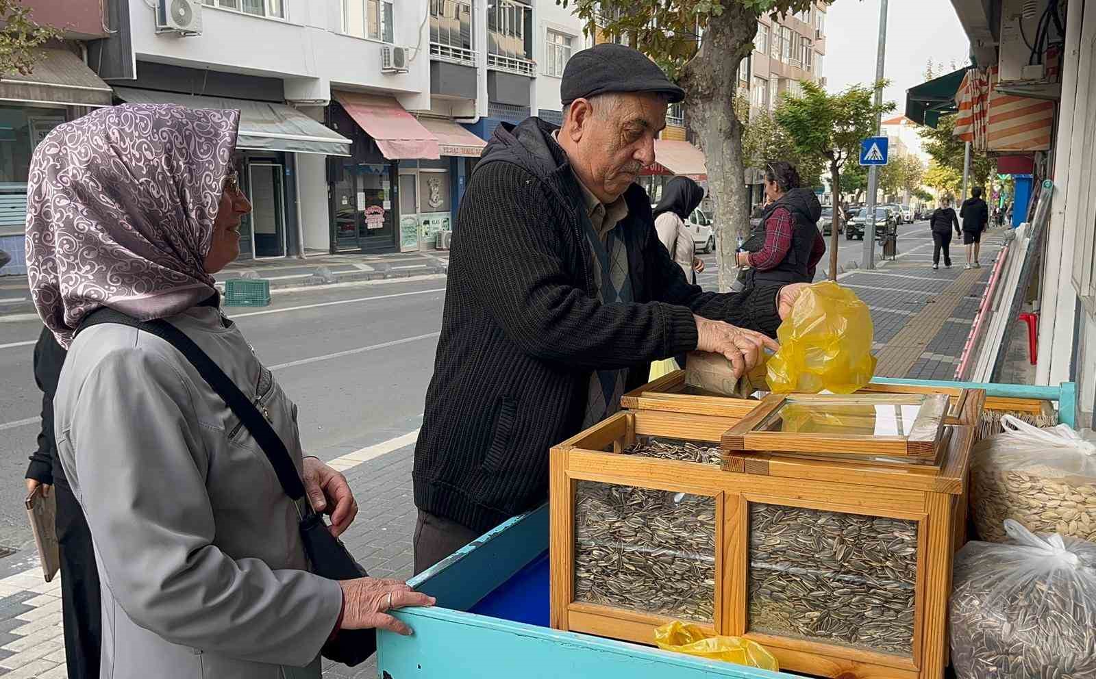 YILLARDIR HAYRABOLU’DA AYNI NOKTADA ÇEKİRDEK SATAN BAŞKIR, 69 YAŞINA RAĞMEN MESLEĞİNİ SÜRDÜRÜYOR.