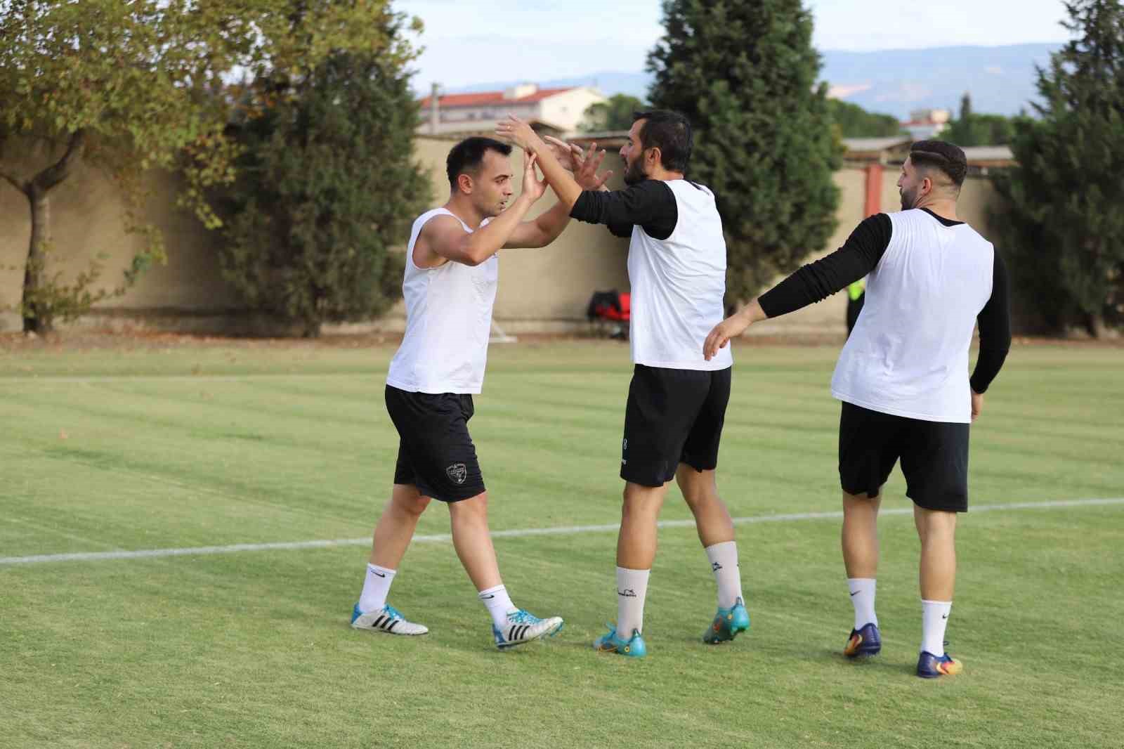 NAZİLLİ ŞEHİR SPOR KULÜBÜ, HAZIRLIK MAÇINDA KONUK ETTİĞİ İNCİRLİOVA BELEDİYESPOR İLE 1-1 BERABERE KALDI.