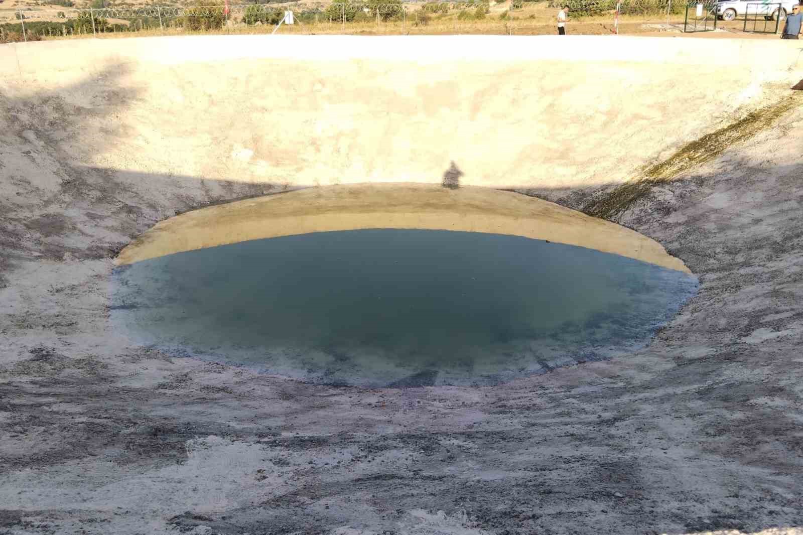 BALIKESİR ORMAN BÖLGE MÜDÜRLÜĞÜ TARAFINDAN EDREMİT ORMAN İŞLETME MÜDÜRLÜĞÜ SORUMLULUK ALANINDA YENİ BİR HELİKOPTER YANGIN HAVUZU HİZMETE ALINDI. BURHANİYE’NİN KIRTIK MAHALLESİ ORMANLIK ALANINDA OLUŞTURULAN HAVUZUN SU ALIMINA BAŞLADIĞI BİLDİRİLDİ.