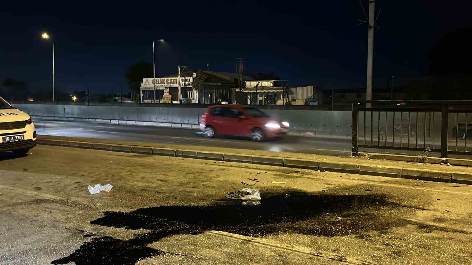 BURSA’DA İDDİAYA GÖRE MAKAS ATAN OTOMOBİL, BATÇIĞA GİRMEDEN REFÜJE ÇARPTI. ÇARPMANIN ETKİSİYLE YAN YOLA ÇIKAN OTOMOBİL HURDAYA DÖNDÜ. KAZADA 17 YAŞINDAKİ SÜRÜCÜ HAYATINI KAYBEDERKEN, YOLCU İSE AĞIR YARALANDI.