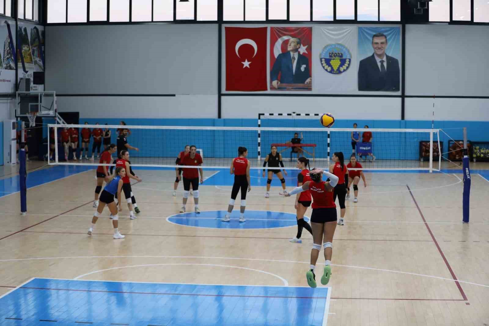 TURGUTLU BELEDİYESİ KADIN VOLEYBOL TAKIMI, TVF KADINLAR 2. LİGİ 2026-2027 SEZONUNDAKİ İLK MAÇINA ÇIKIYOR. KIRMIZI-SİYAHLILAR, SEZONUN İLK KARŞILAŞMASINDA 4 EKİM PAZAR GÜNÜ SAAT 14.00’TE YILDIRIM BEYAZIT SPOR SALONU’NDA VENÜS SPOR’U KONUK EDECEK.
