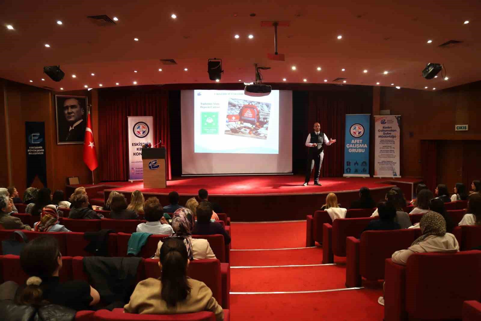 ESKİŞEHİR BÜYÜKŞEHİR BELEDİYESİ, AFETLERE KARŞI TOPLUMSAL FARKINDALIĞIN ARTTIRILMASI VE AFET SONRASINDA BİREYLERİN RUHSAL AÇIDAN DESTEKLENMESİNE YÖNELİK ÇALIŞMALARINI SÜRDÜRÜYOR. BU KAPSAMDA "AFETLERDE PSİKOSOSYAL DESTEK SEMİNERİ" GERÇEKLEŞTİ.