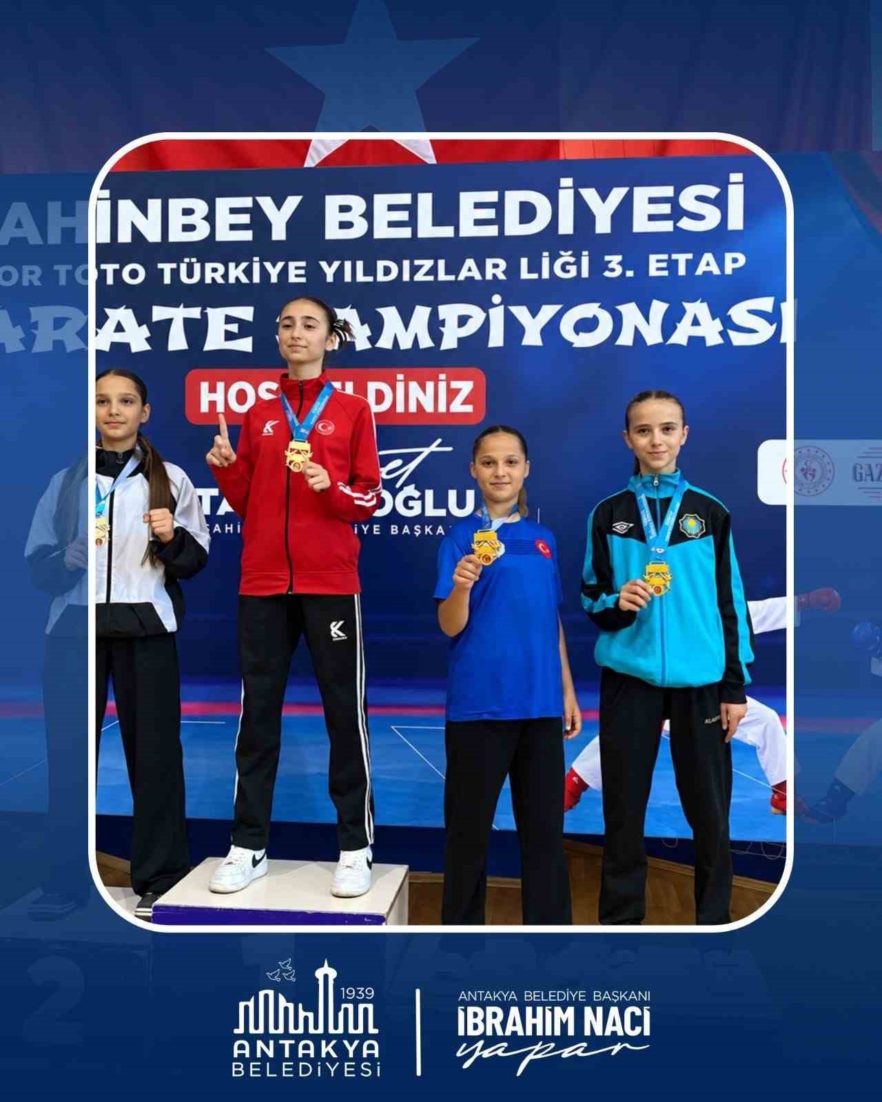 ANTAKYA BELEDİYESİ KARATE TAKIMI SPORCULARI, GAZİANTEP’TE DÜZENLENEN TÜRKİYE SEÇMELERİNDE KAZANDIKLARI MADALYALARLA TÜRKİYE KARATE ŞAMPİYONASI’NA KATILMAYA HAK KAZANDI.