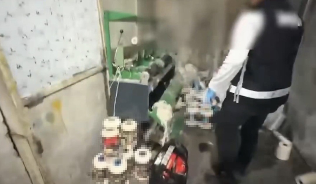 GAZİANTEP’TE POLİS EKİPLERİNCE BİR DEPOYA YAPILAN OPERASYONDA 14 BİN PAKET GÜMRÜK KAÇAĞI SİGARA ELE GEÇİRİLDİ, 1 ŞÜPHELİ GÖZALTINA ALINDI.