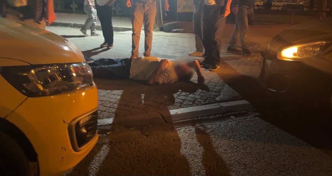 ESKİŞEHİR'DE BİNDİĞİ TİCARİ TAKSİYİ GASP ETTİĞİ İDDİA EDİLEN ŞÜPHELİ ARACI KISA SÜRE SONRA GERİ GETİRİP KAÇARKEN, OTOMOBİLDE YOLCU OLAN ARKADAŞI İSE ŞOFÖRLER TARAFINDAN DARP EDİLDİ. OLAY SONRASI ŞİKAYETÇİ OLMADIĞINI SÖYLEYEN ŞÜPHELİ, TAKSİ ÜCRETİNİ ÖDEDİKTEN SONRA YÜRÜYEREK EVİNE DÖNDÜ.