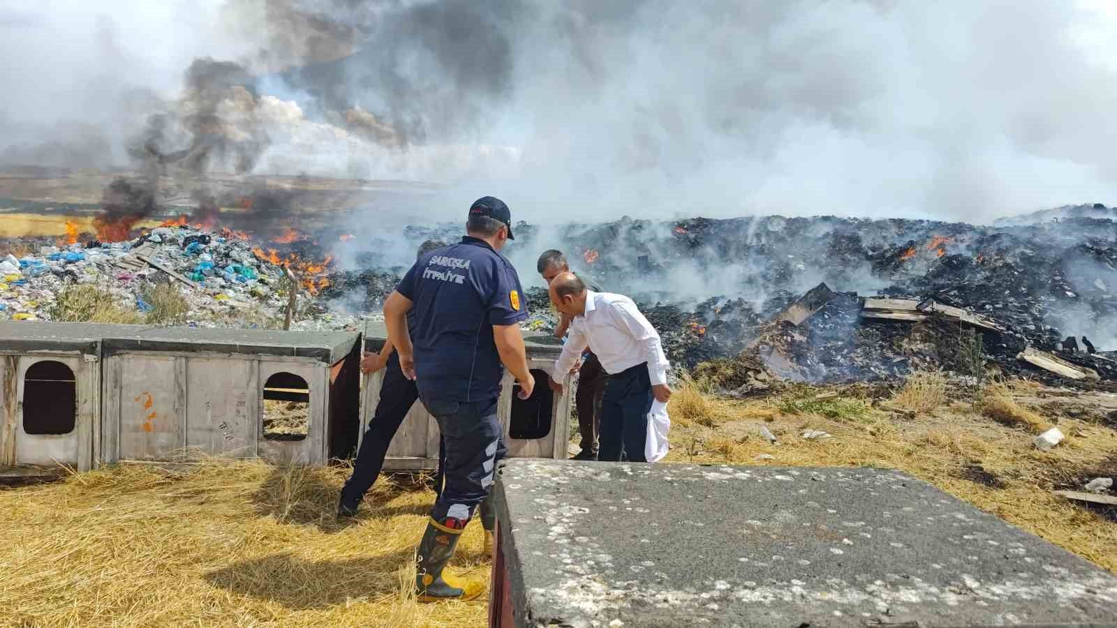SİVAS’IN ŞARKIŞLA İLÇESİ GÜNDÜZÜN YAZI MEVKİİNDE BULUNAN ESKİ ÇÖPLÜK ALANINDA YANGIN ÇIKTI.