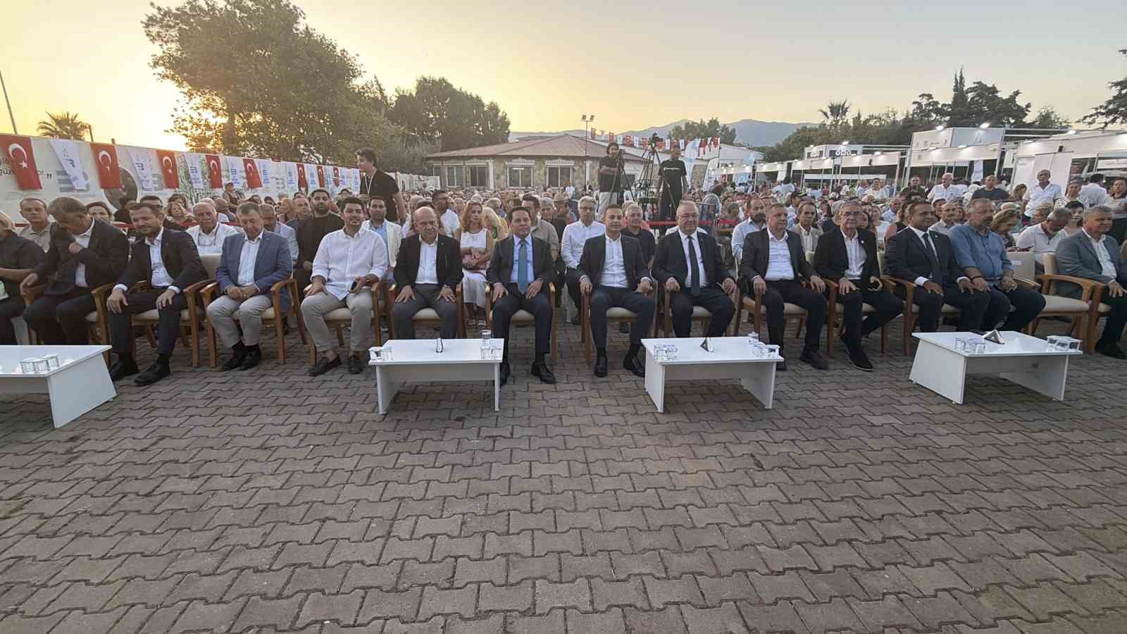 BALIKESİR’İN EDREMİT BELEDİYESİ TARAFINDAN "ÖLMEZ AĞACIN GÖLGESİNDE KİTAP" TEMASIYLA DÜZENLENEN 8. EDREMİT KİTAP FUARI BAŞLADI.  YAKLAŞIK 380 YAZAR, ŞAİR, GAZETECİ, AKADEMİSYEN, BELEDİYE BAŞKANI VE MİLLETVEKİLİ İLE 145 YAYINEVİNİN YER ALDIĞI FUAR, 23 AĞUSTOS PAZAR GÜNÜNE KADAR ZİYARETÇİLERİNİ AĞIRLAYACAK.
