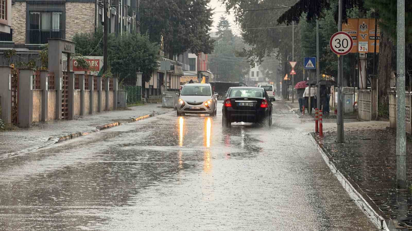 DÜZCE’DE SON 5 GÜNDE ETKİLİ OLAN YAĞIŞLARDA, 10 ÖLÇÜM İSTASYONUNUN VERİLERİNE GÖRE TOPLAM 718,3 KİLOGRAMLIK YAĞIŞ DEĞERİ KAYDEDİLDİ. EN FAZLA YAĞIŞ, METREKAREYE 139 KİLOGRAM İLE GÖLYAKA İLÇESİNDEKİ KARDÜZ YAYLASI’NDA ÖLÇÜLDÜ.