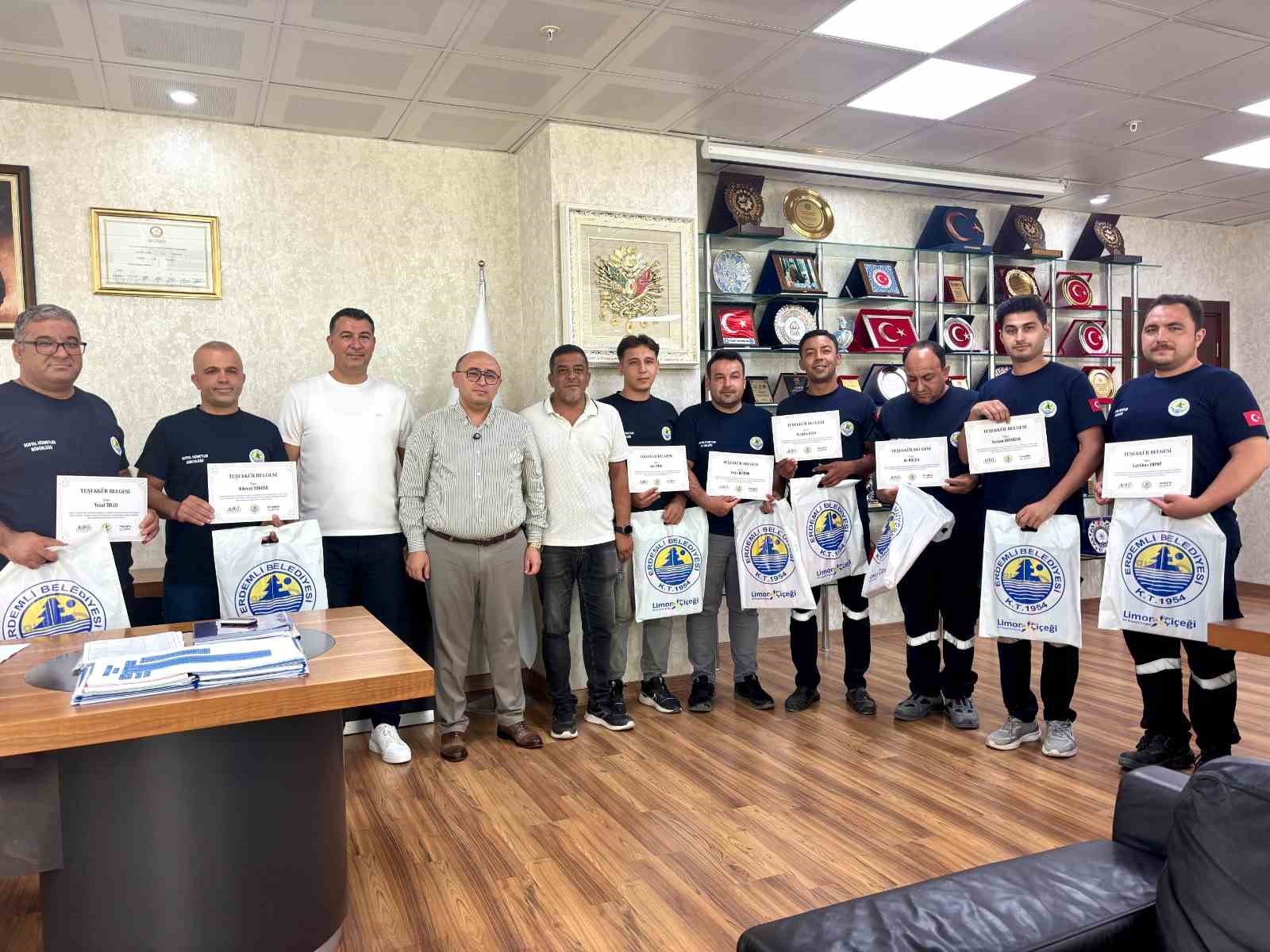 MERSİN'DE SERA YAKININDAKİ BARAKADA ÇIKAN YANGINA ZAMANINDA MÜDAHALE EDEREK ALEVLERİN SERAYA VE ORMANLIK ALANA SIÇRAMASINI ÖNLEYEN BELEDİYE ÇALIŞANLARI, GÖSTERDİKLERİ DUYARLILIK NEDENİYLE TEŞEKKÜR BELGESİYLE ÖDÜLLENDİRİLDİ.