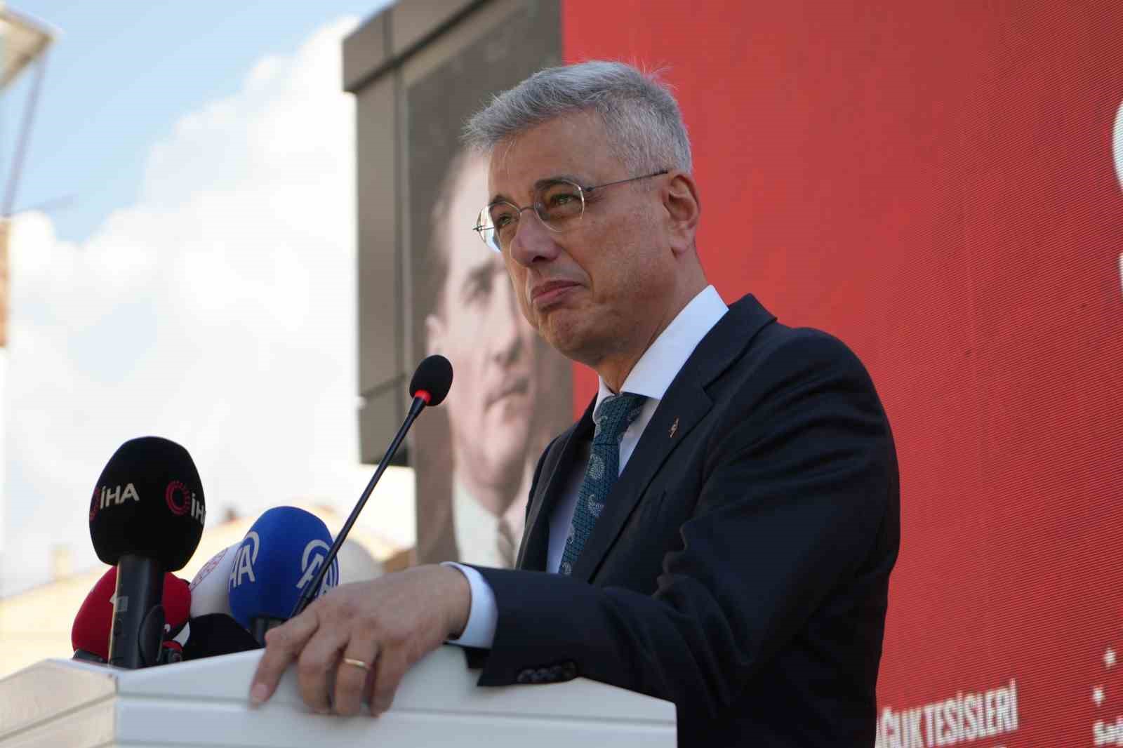 BAKAN MEMİŞOĞLU İSE İNSAN KAYNAKLI FACİALARA DİKKAT ÇEKEREK, "BUNLAR DOĞAL AFETLER DEĞİL, DOĞAL KAZALAR DEĞİL. BUNLARI İNSAN YAPIYOR" İFADELERİNİ KULLANDI.