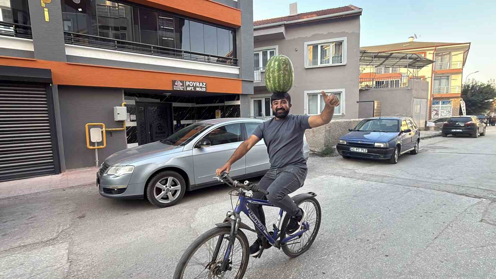 ÇOCUK YAŞTA SİMİT SATARKEN KEŞFETTİĞİ DENGE YETENEĞİNİ YILLAR İÇİNDE GELİŞTİREN ESKİŞEHİR’DE YAŞAYAN İNŞAAT USTASI MUSTAFA DURMAZ, KAFASINDA KİLOLARCA AĞIRLIKTA OLAN KARPUZ VARKEN; BİSİKLET BİNEBİLİYOR, HALAY ÇEKEBİLİYOR VE KOŞABİLİYOR.