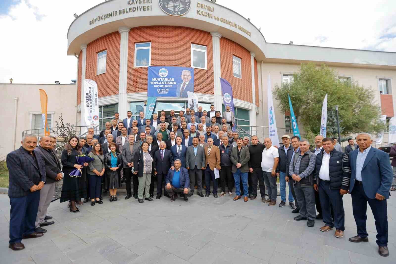 KAYSERİ BÜYÜKŞEHİR BELEDİYE BAŞKANI DR. MEMDUH BÜYÜKKILIÇ, DEVELİ İLÇESİNDE GERÇEKLEŞTİRDİĞİ PROGRAM KAPSAMINDA DEVELİ MUHTARLARIYLA BİR ARAYA GELDİ