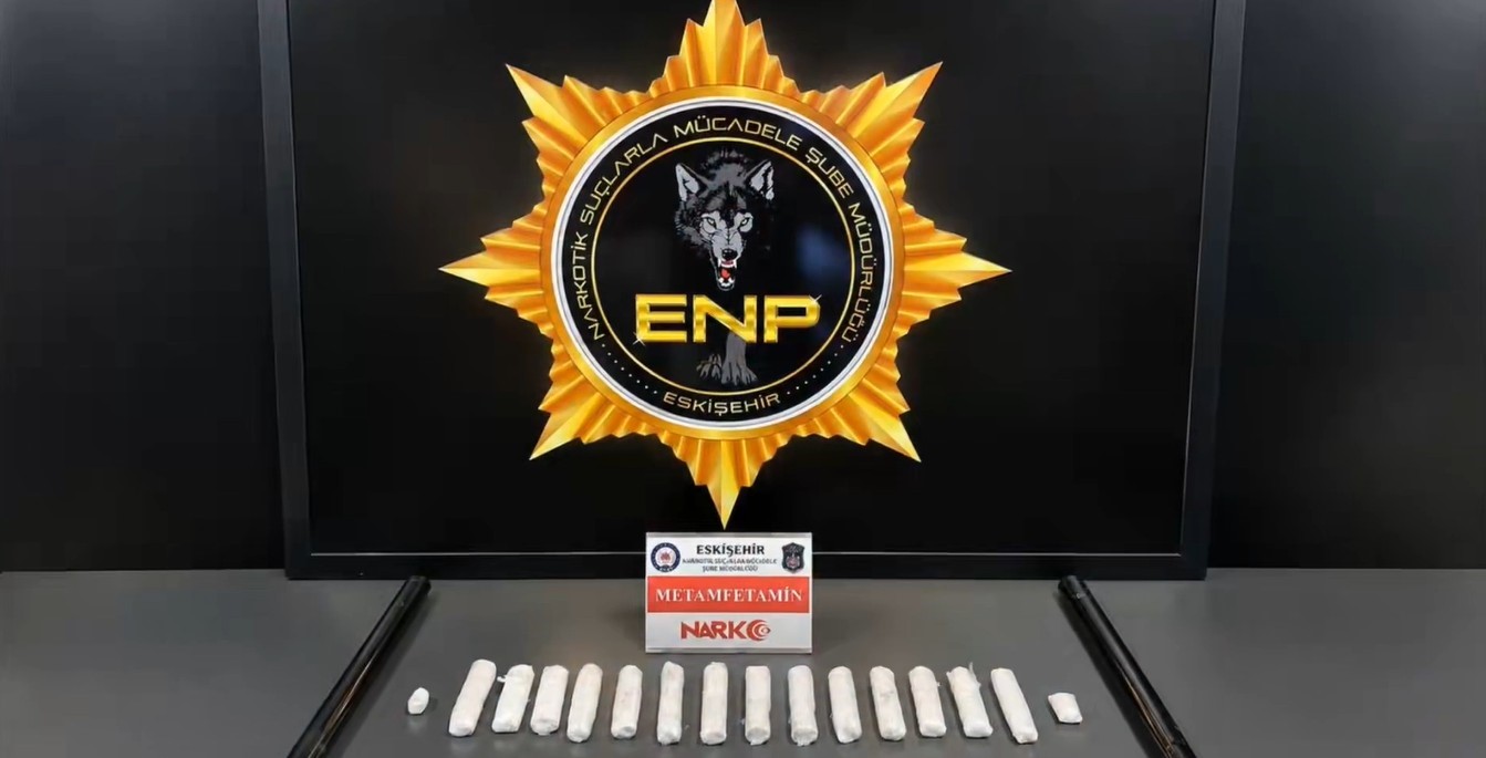 ESKİŞEHİR'DE POLİS EKİPLERİNCE GERÇEKLEŞTİRİLEN UYUŞTURUCU OPERASYONLARINDA 3 ŞÜPHELİ YAKALANDI, 1 KİLO 126 GRAM METAMFETAMİN ELE GEÇİRİLDİ.