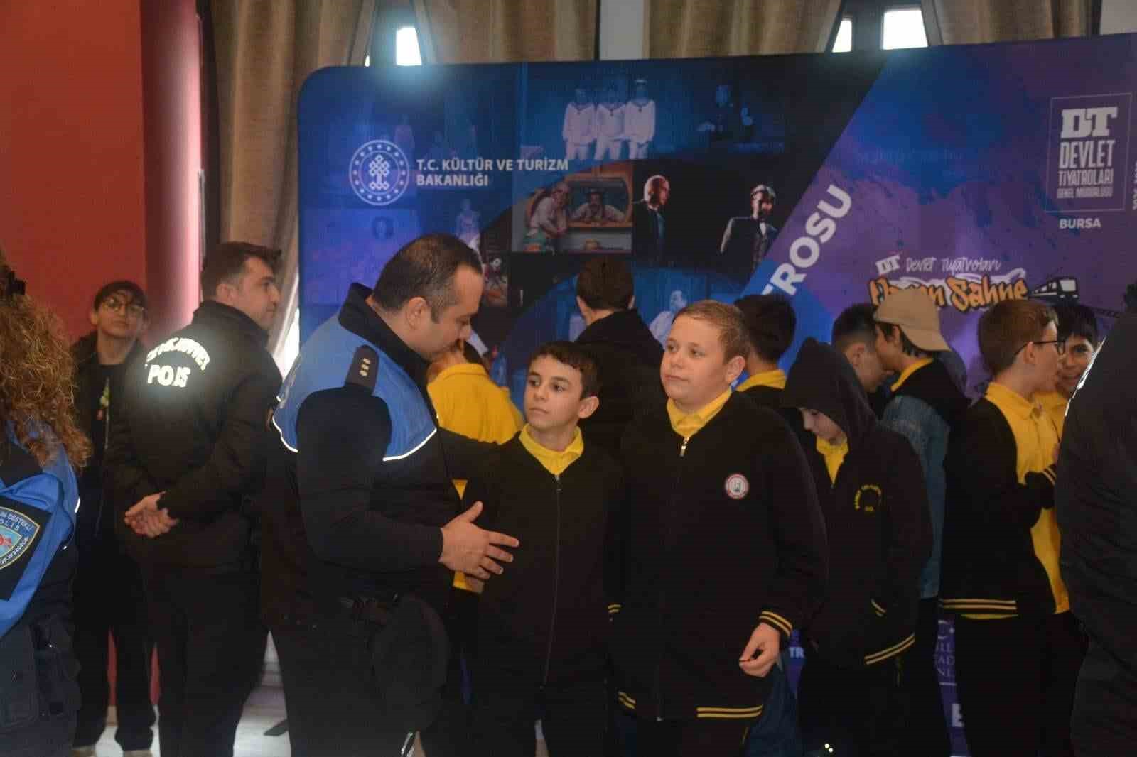 BURSA'DA İL EMNİYET MÜDÜRLÜĞÜ TARAFINDAN YÜRÜTÜLEN PROJE KAPSAMINDA 250 ÖĞRENCİ, TİYATRO ETKİNLİĞİNDE BİR ARAYA GELDİ.