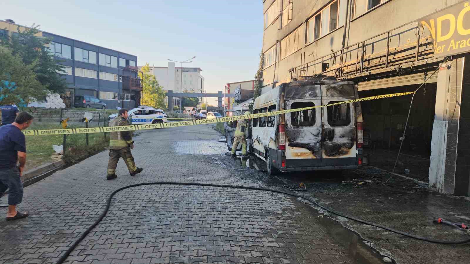 İKİTELLİ'DE SANAYİ SİTESİNDE MİNİBÜSTE ÇIKAN YANGIN DÜKKANA SIÇRADI: KUNDAK ŞÜPHESİ ÜZERİNDE DURULUYOR