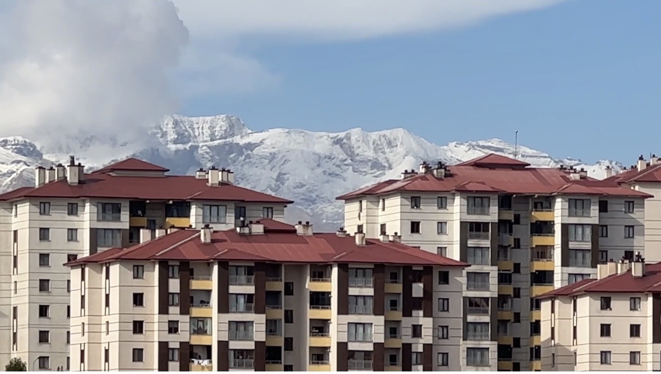 HAKKARİ'NİN YÜKSEKOVA İLÇESİNDE ETKİLİ OLAN SOĞUK HAVA VE YAĞIŞ, YÜKSEK KESİMLERDE KAR YAĞIŞINI BERABERİNDE GETİRDİ.