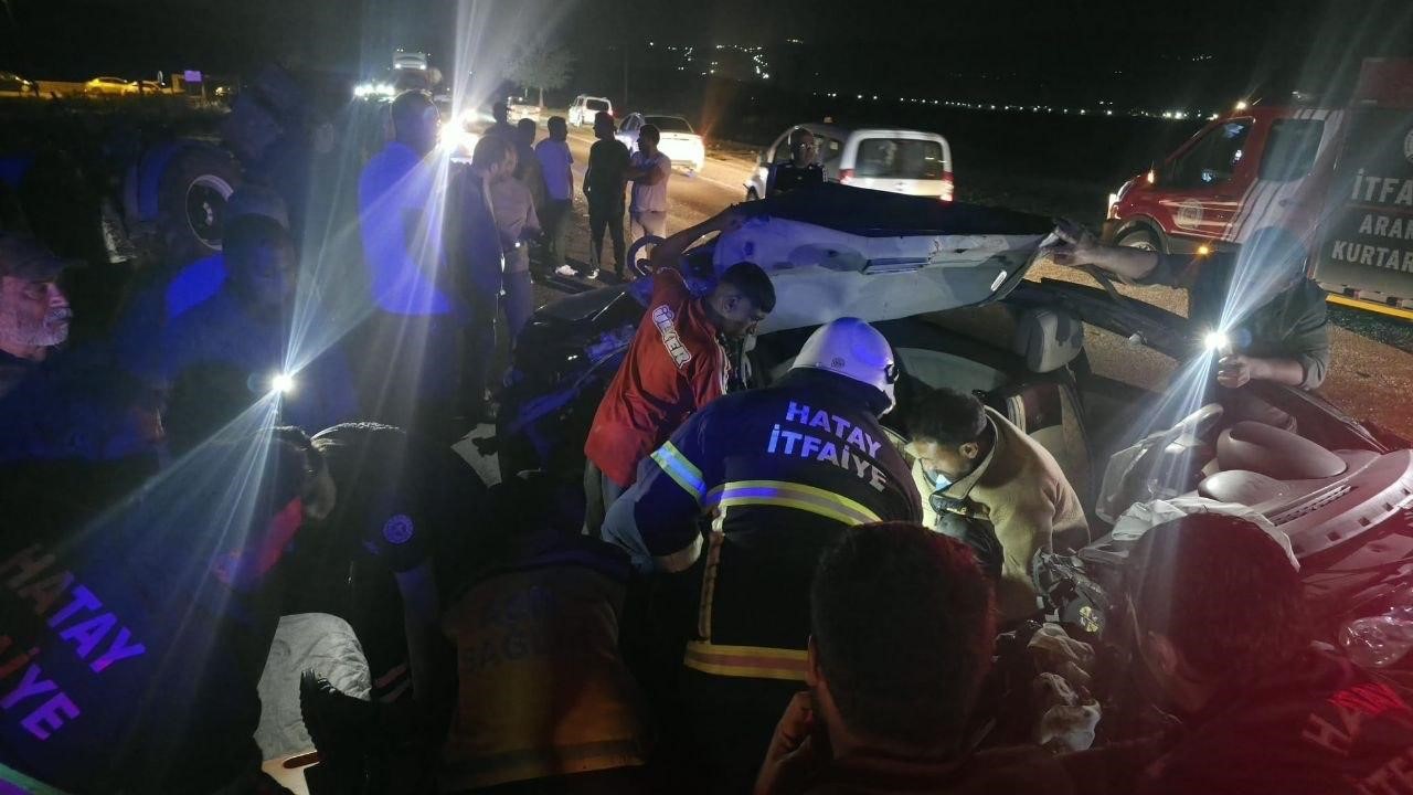 HATAY’DA OTOMOBİL İLE TRAKTÖRÜN ÇARPIŞTIĞI KAZADA 3 KİŞİ YARALANDI.