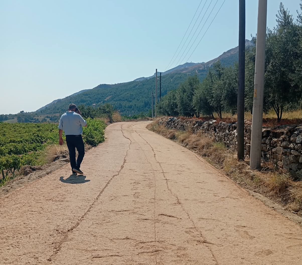 DENİZLİ BÜYÜKŞEHİR BELEDİYESİ, BULDAN GÖLBAŞI MAHALLESİ KARADERE MEVKİİNDEKİ YOLU SICAK ASFALTLA KAPLADI.