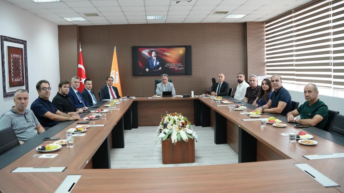REKTÖR AKPOLAT, TIP FAKÜLTESİ ÖĞRETİM ÜYELERİYLE BİR ARAYA GELDİ