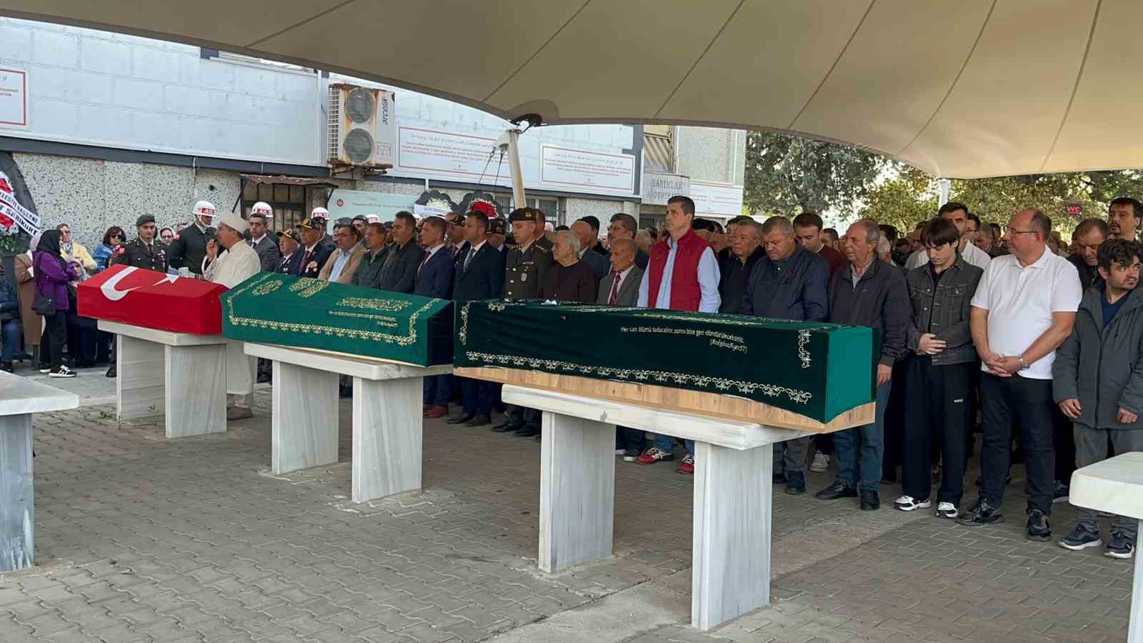 KKTC’NİN GİRNE KENTİ AÇIKLARINDA BATAN "FİLO JET" İSİMLİ YOLCU GEMİSİNDE KAYBOLAN KİŞİLERİ ARAMA ÇALIŞMALARI SÜRERKEN, GEÇTİĞİMİZ PAZARTESİ GÜNÜ ULAŞILAN NAAŞIN ORHAN BEKRET’E AİT OLDUĞU DNA İNCELEMESİYLE BELİRLENDİ. BEKRET’İN CENAZESİ MEMLEKETİ ÇORLU’YA GETİRİLDİ.