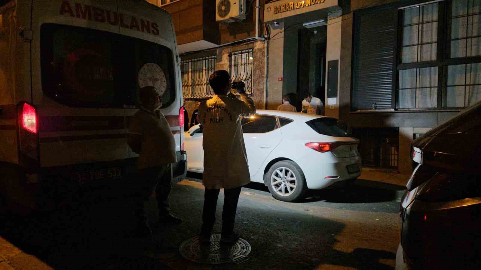 İSTANBUL ŞİŞLİ’DE, 25 YAŞINDAKİ ÜNİVERSİTE ÖĞRENCİSİ EVİNDE ÖLÜ BULUNDU. İNCELEMENİN ARDINDAN GENCİN CENAZESİ OTOPSİ YAPILMAK ÜZERE ADLİ TIP KURUMU MORGUNA KALDIRILDI.