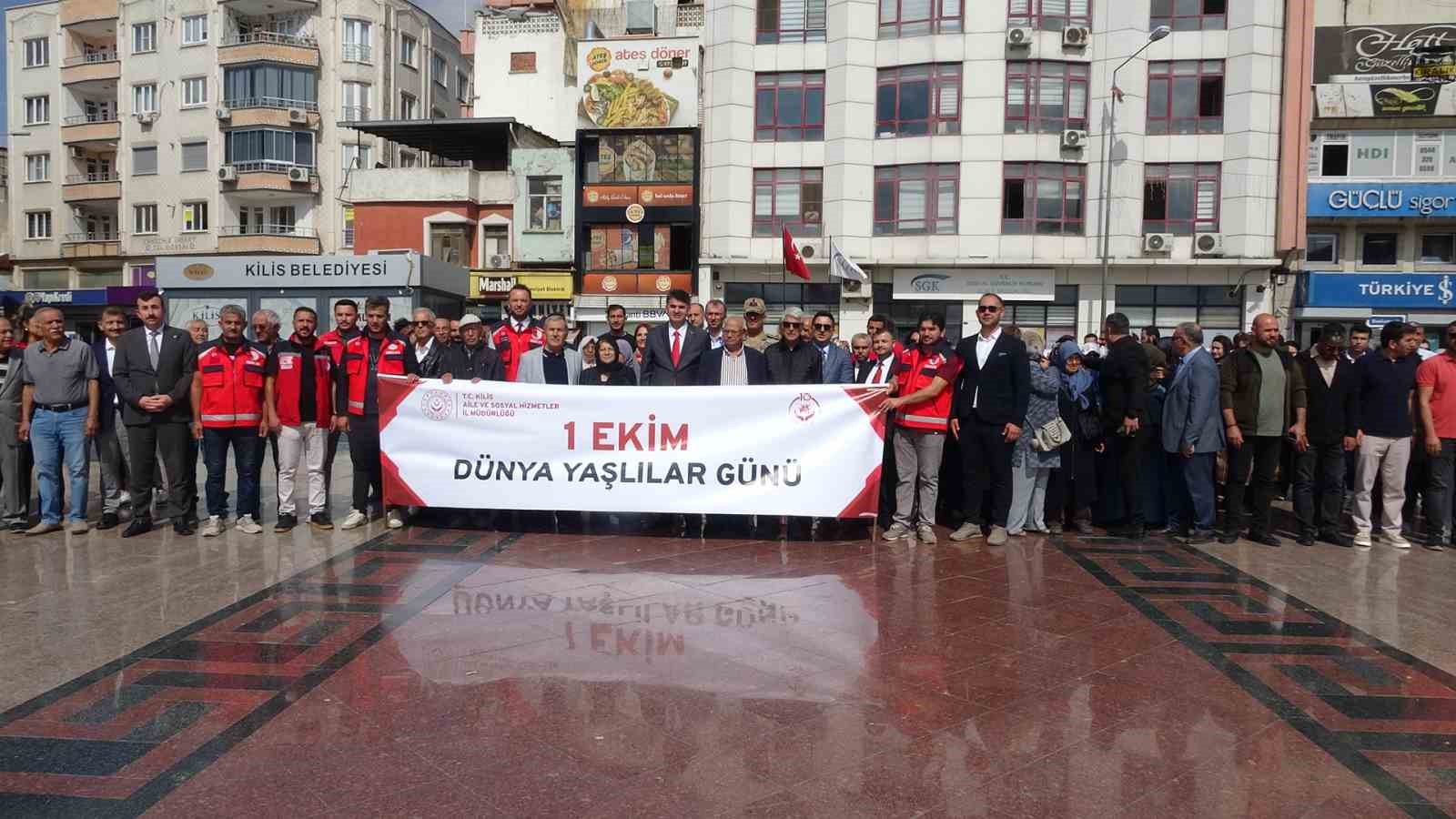 KİLİS’TE DÜNYA YAŞLILAR GÜNÜ KAPSAMINDA YAŞLI VATANDAŞLAR VE KENT PROTOKOLÜNÜN KATILIMIYLA YÜRÜYÜŞ DÜZENLENDİ.