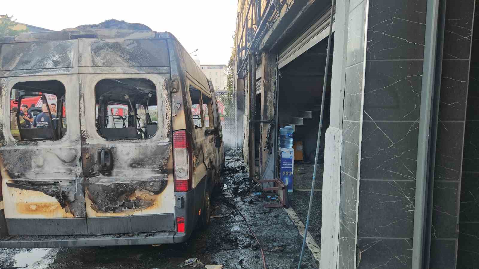 İKİTELLİ'DE SANAYİ SİTESİNDE MİNİBÜSTE ÇIKAN YANGIN DÜKKANA SIÇRADI: KUNDAK ŞÜPHESİ ÜZERİNDE DURULUYOR