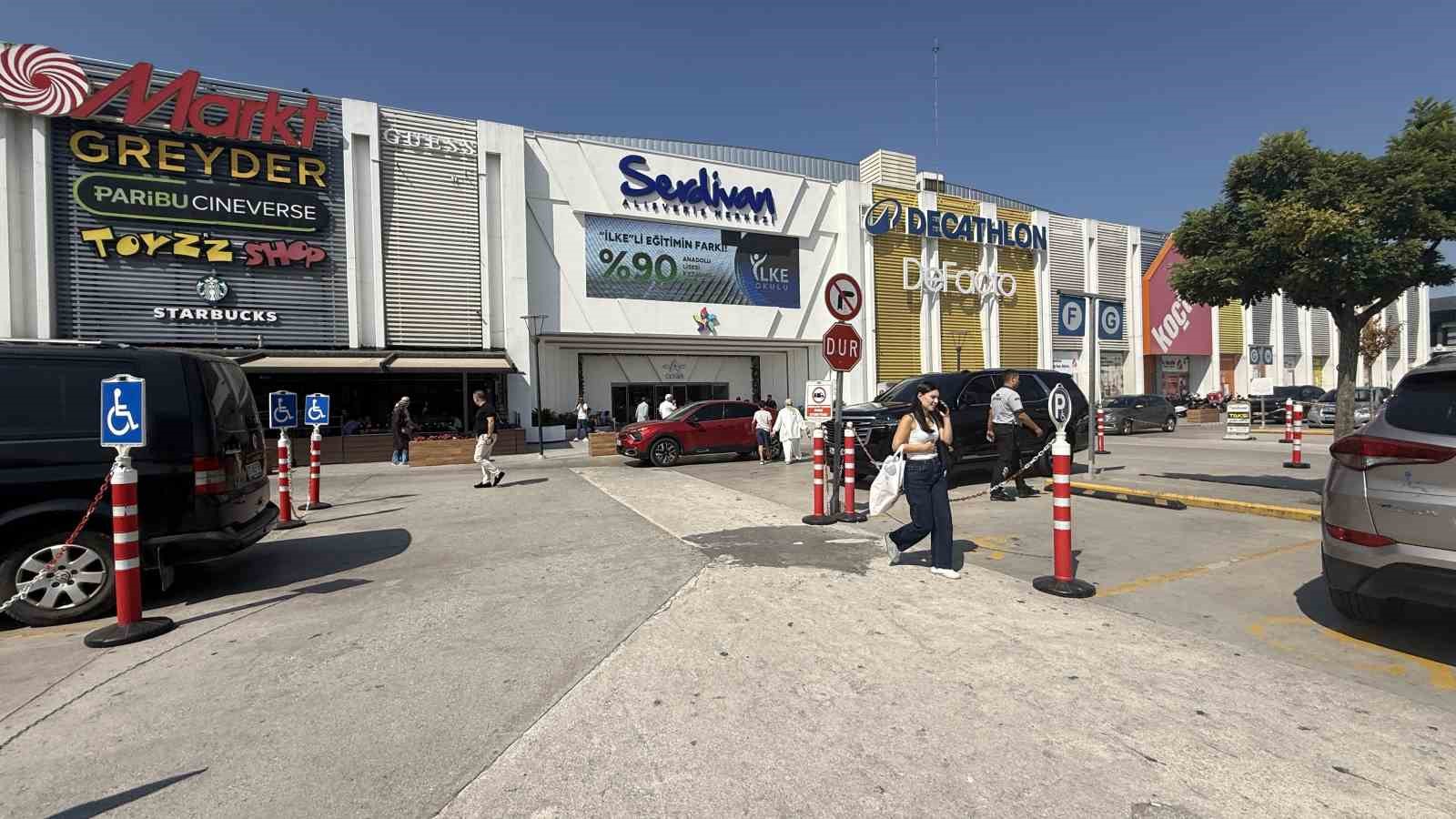 SAKARYA’NIN SERDİVAN İLÇESİNDE BULUNAN ALIŞVERİŞ MERKEZİNDE, ACİL DURUMLARDA AMBULANSLARIN KULLANMASI İÇİN AYRILAN ALANA YAKLAŞIK 25 MİLYON LİRA DEĞERİNDEKİ LÜKS ARACIN PARK EDİLMESİ DİKKAT ÇEKTİ.