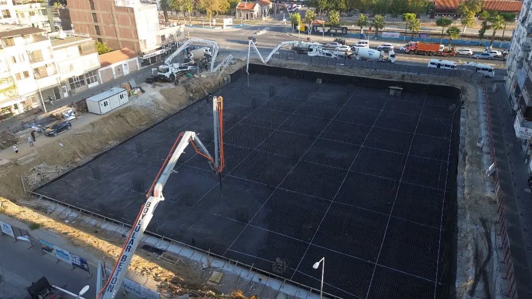 AYDIN'IN İNCİRLİOVA İLÇESİNDE HAYATA GEÇİRİLEN YENİ CUMHURİYET MEYDANI VE YERALTI OTOPARKI PROJESİ’NDE TEMEL DONATI ÇALIŞMALARI TAMAMLANIRKEN, YAKLAŞIK 150 TON DEMİR KULLANILAN YAPININ TEMEL BETONUNUN DÖKÜMÜNE BAŞLANDI.