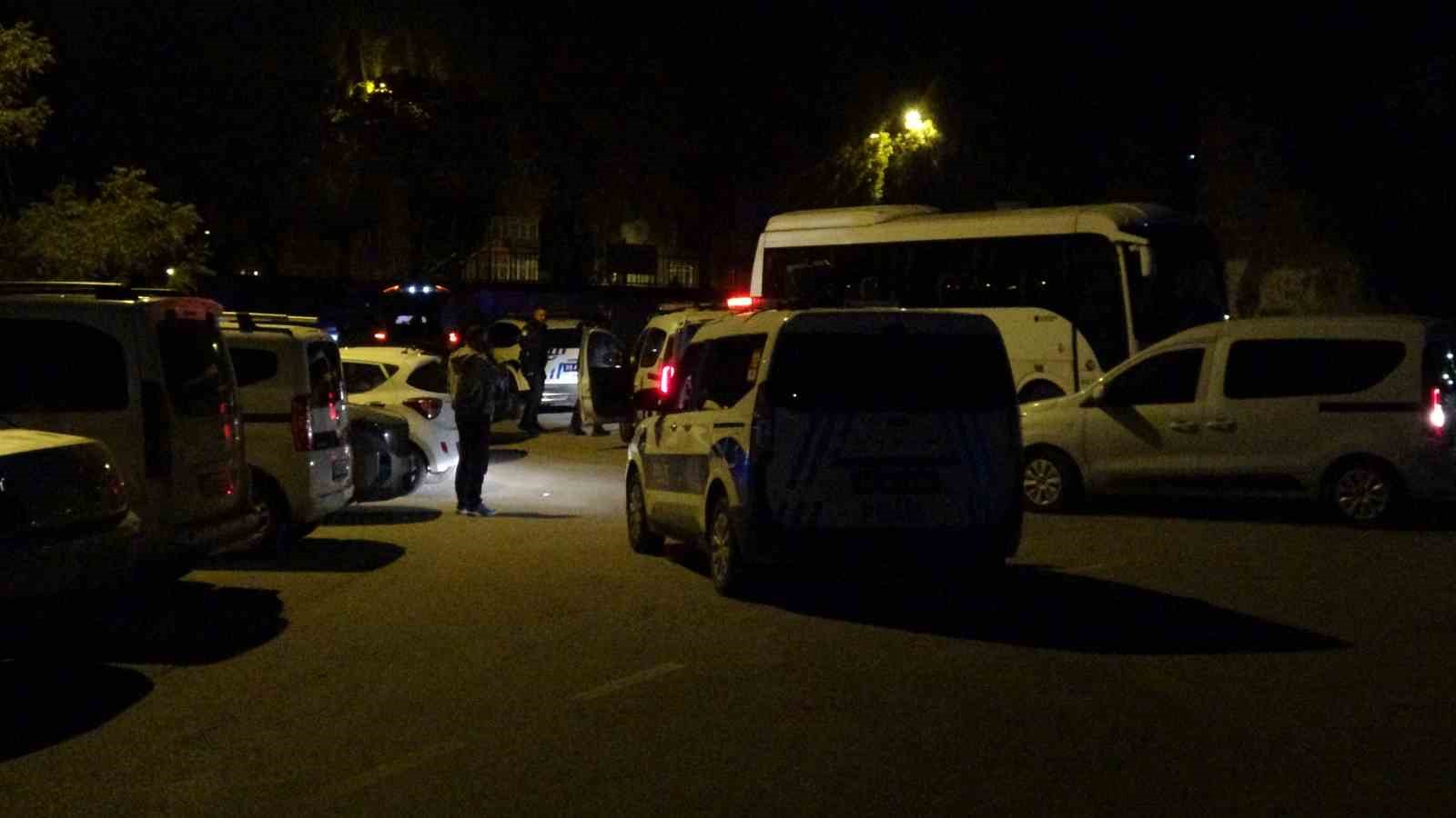 ERZURUM'DA TERMİNAL CADDESİ'NDE RUTİN TRAFİK UYGULAMASI YAPAN EKİPLERİN DURDURMAK İSTEDİĞİ SÜRÜCÜ, POLİSİN İHTARINA UYMAYARAK KAÇTI. KAÇARKEN MOTOSİKLETLİYE ÇARPIP YARALANMASINA NEDEN OLAN SÜRÜCÜ, POLİS EKİPLERİNİN TAKİBİ SONUCU YAKALANDI. 0,83 PROMİL ALKOLLÜ OLDUĞU BELİRLENEN SÜRÜCÜYE 265 BİN LİRA CEZA KESİLDİ.